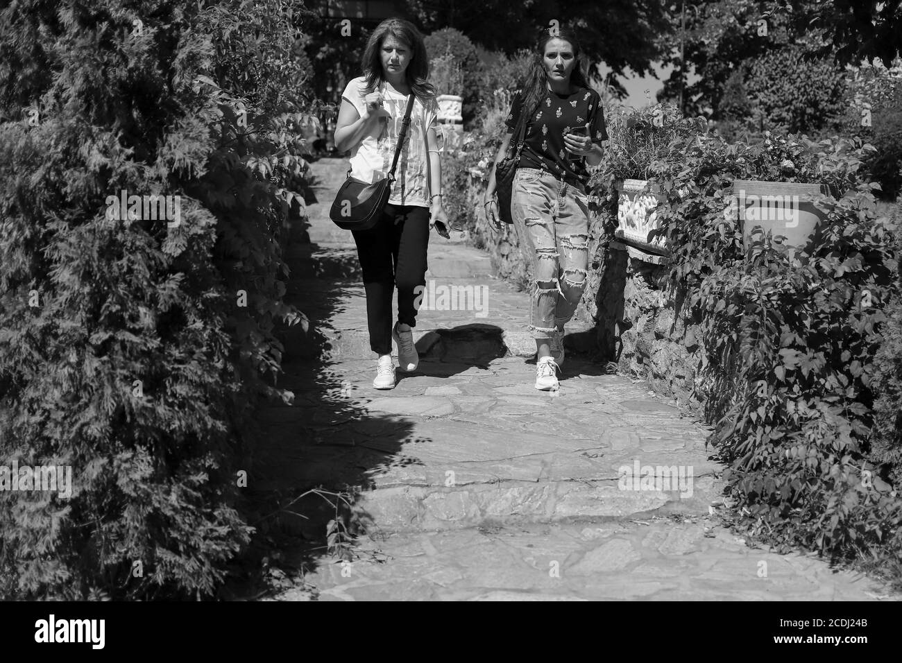 Belgrad, Serbien, 9. Juli 2020: Zwei Frauen gehen den Kopfsteinpflasterweg in Zemun entlang (s/w) Stockfoto