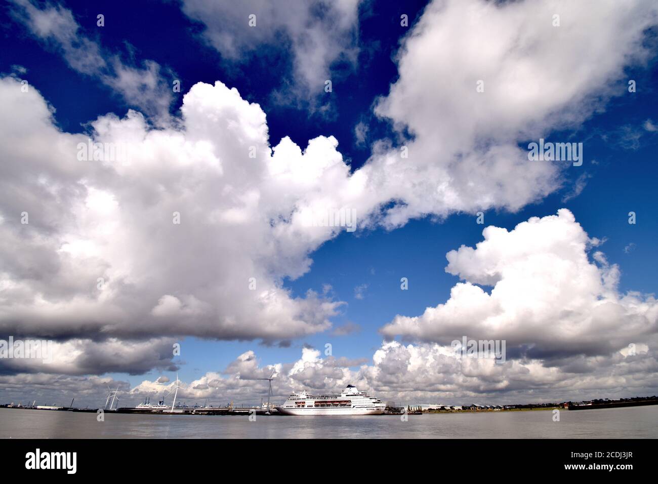 28/08/2020. Gravesend und Tilbury UK. Cumulonimbus und Cumulus Wolken sammeln sich über der Grafschaft Essex, was auf turbulentes Wetter im August hindeutet Stockfoto