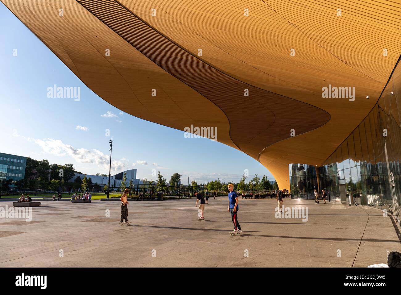 Skater vor der Zentralbibliothek Oodi in Helsinki, Finnland Stockfoto
