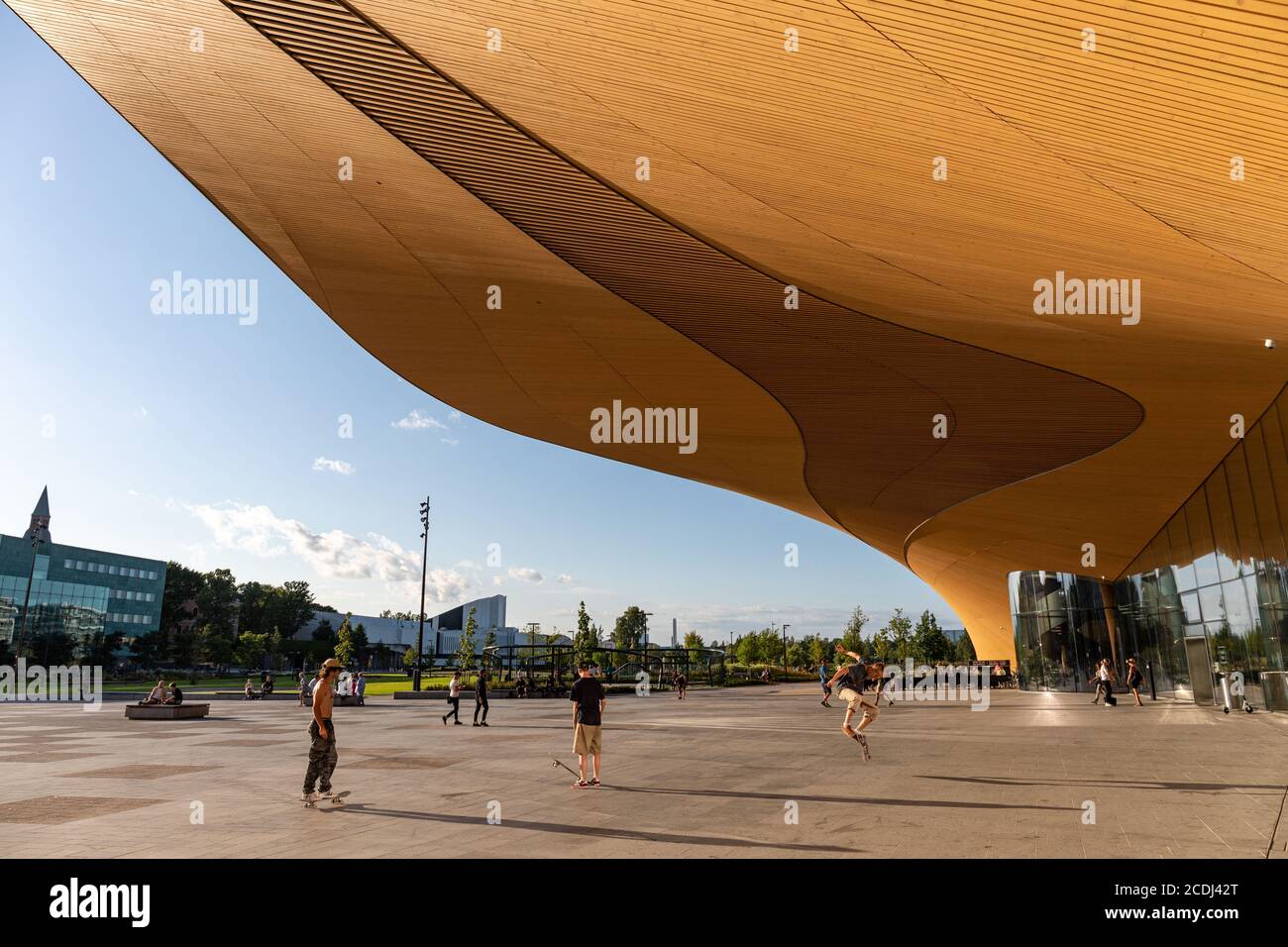 Skater vor dem Central Libaray Oodi in Helsinki, Finnland Stockfoto