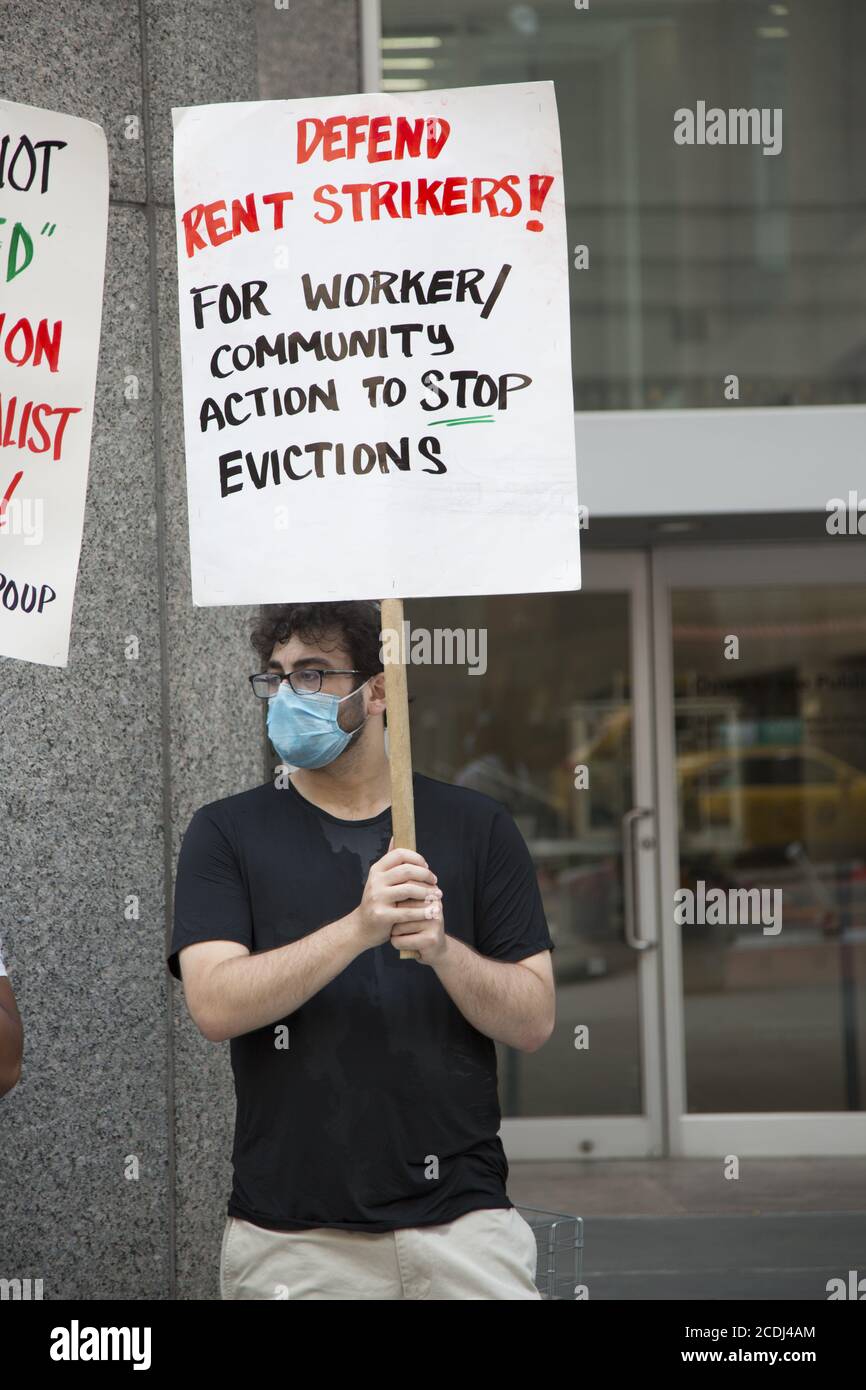 Demonstration in der 42. Straße vor dem Grand Central Terminal, um Eis abzuschaffen, alle inhaftierten undokumentierten Einwanderer zu befreien, die Polizei abzuschaffen, Mietstreiks zu unterstützen und im Allgemeinen eine breite soziale Revolution in den Vereinigten Staaten zu schaffen. Stockfoto