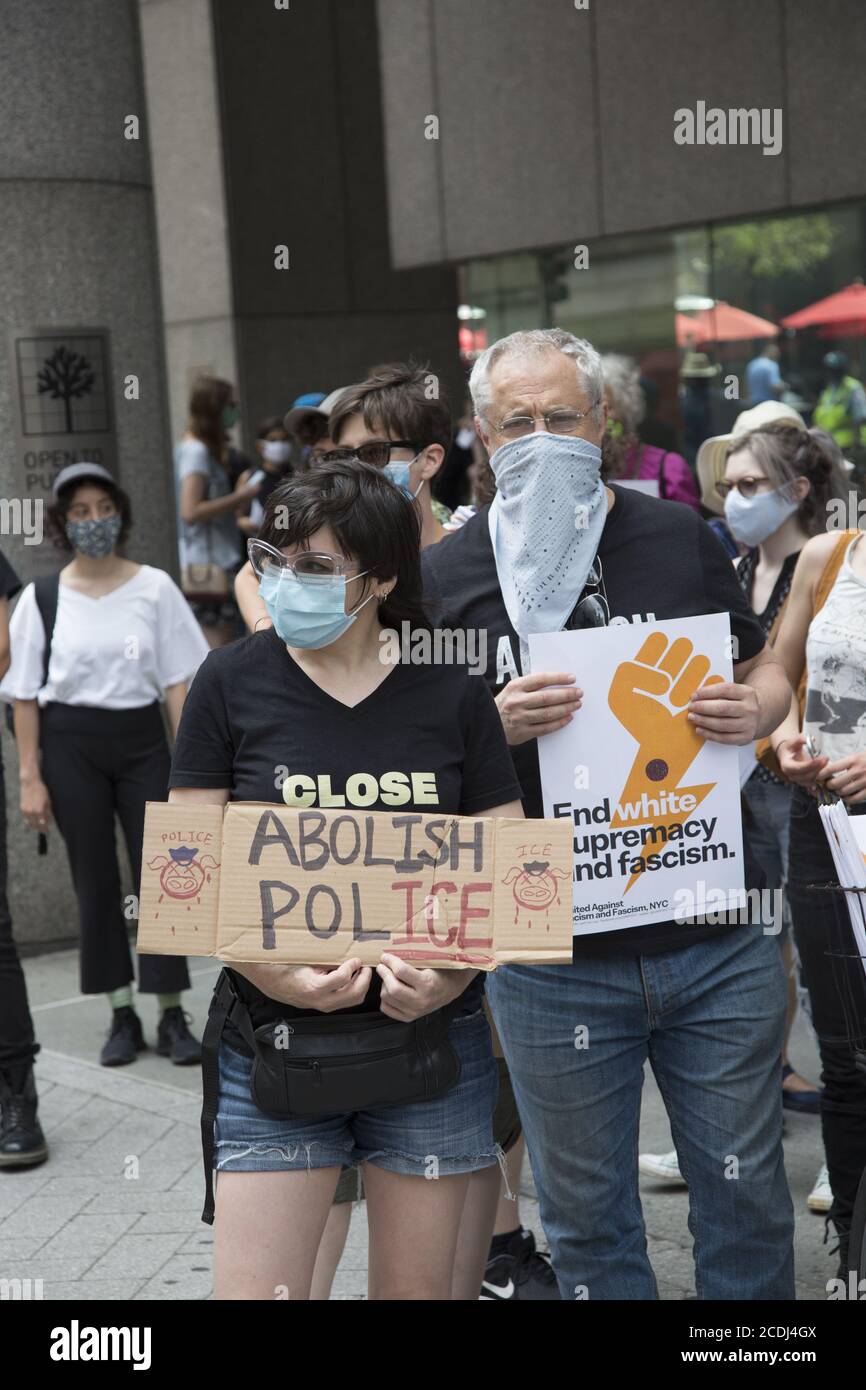 Demonstration in der 42. Straße vor dem Grand Central Terminal, um Eis abzuschaffen, alle inhaftierten undokumentierten Einwanderer zu befreien, die Polizei abzuschaffen, Mietstreiks zu unterstützen und im Allgemeinen eine breite soziale Revolution in den Vereinigten Staaten zu schaffen. Stockfoto