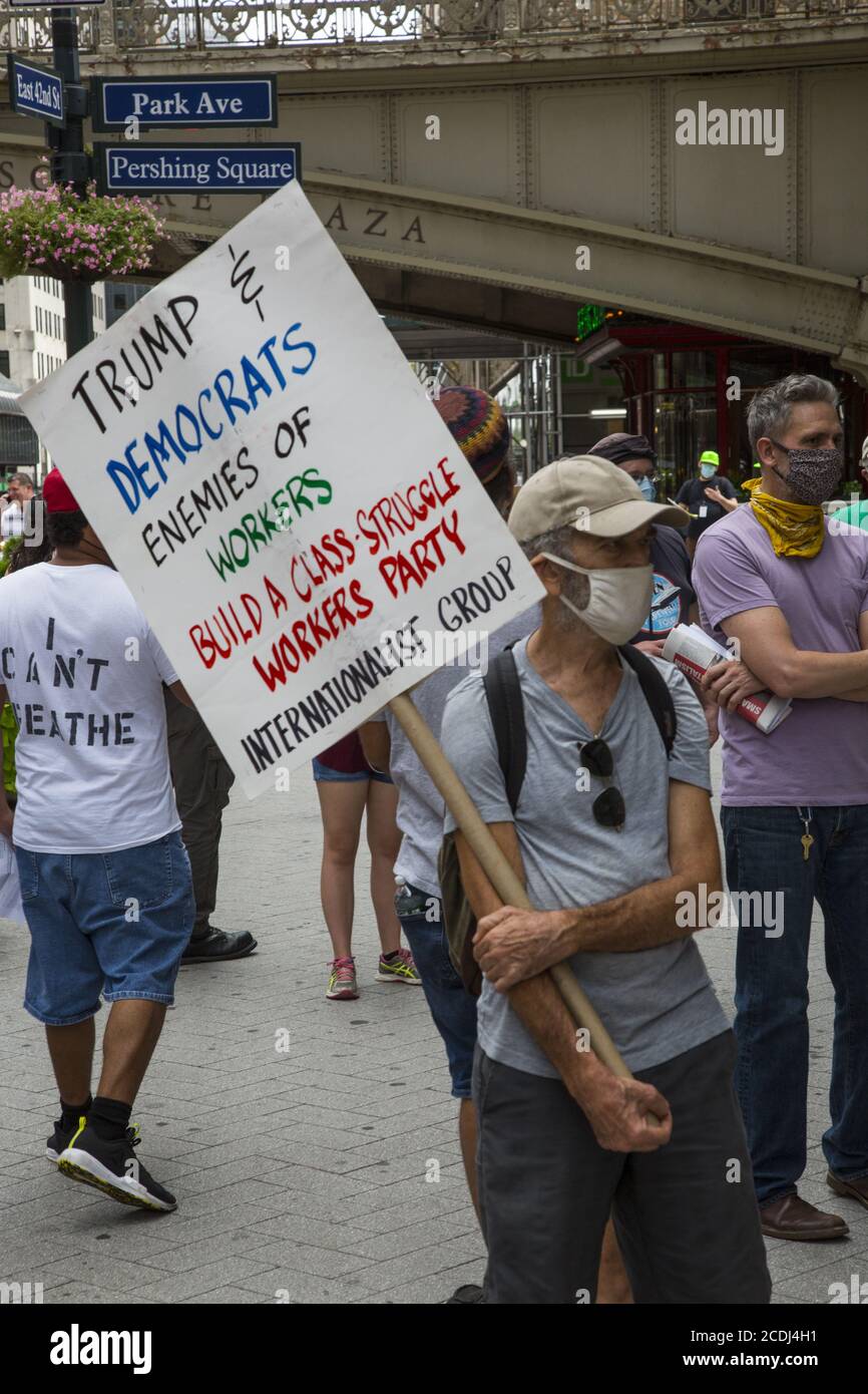 Demonstration in der 42. Straße vor dem Grand Central Terminal, um Eis abzuschaffen, alle inhaftierten undokumentierten Einwanderer zu befreien, die Polizei abzuschaffen, Mietstreiks zu unterstützen und im Allgemeinen eine breite soziale Revolution in den Vereinigten Staaten zu schaffen. Stockfoto