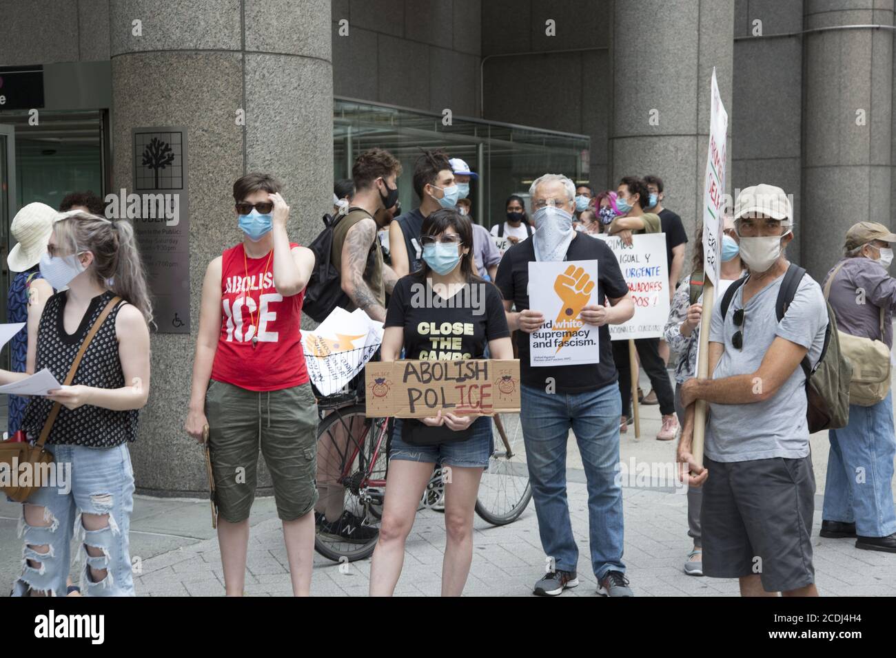 Demonstration in der 42. Straße vor dem Grand Central Terminal, um Eis abzuschaffen, alle inhaftierten undokumentierten Einwanderer zu befreien, die Polizei abzuschaffen, Mietstreiks zu unterstützen und im Allgemeinen eine breite soziale Revolution in den Vereinigten Staaten zu schaffen. Stockfoto
