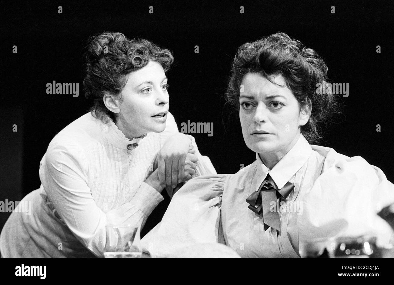 BLOOD RELATIONS von Sharon Pollock Gestaltung: Ella Huhne Beleuchtung: Anthony Matheson Regie: Lyn Gambles l-r: Joyce Irvine (Miss Lizzie / Bridget), Bernice Stegers (Schauspielerin / Lizzie) The Young Vic, London SE1 1985 (c) Donald Cooper Stockfoto