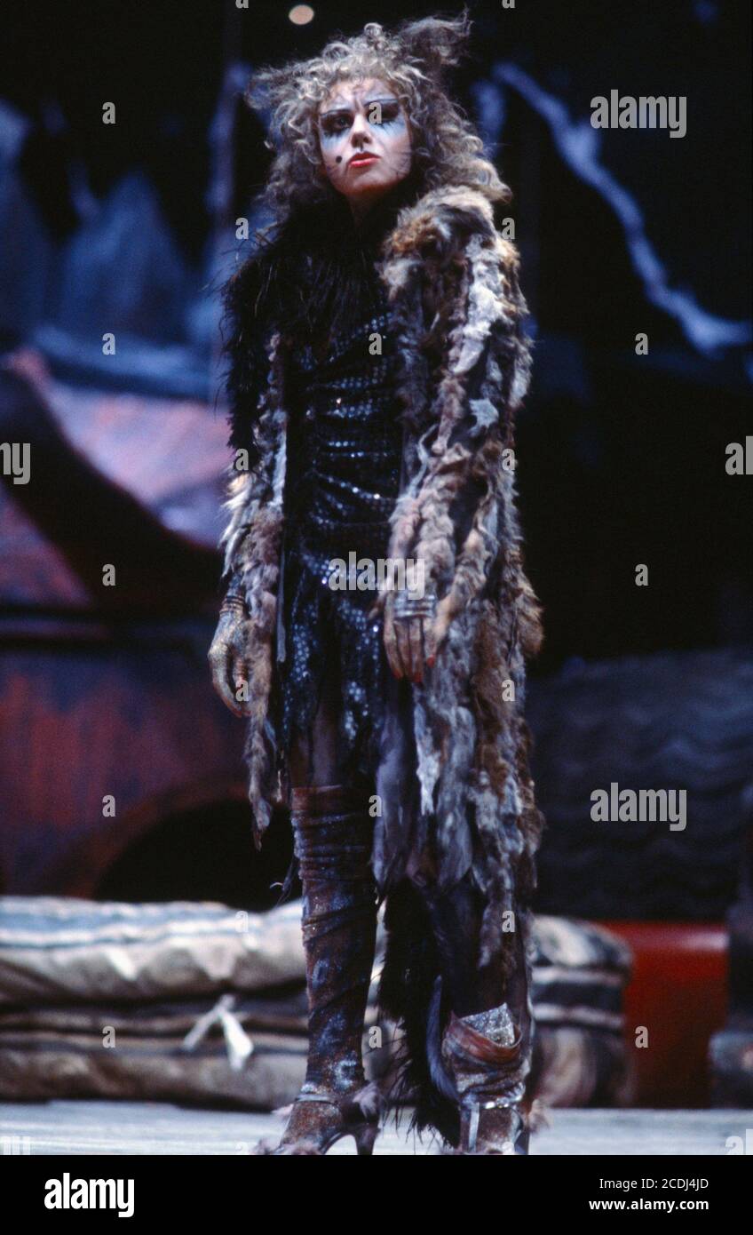 KATZEN nach T. S. Eliots 'Old Possums' Book of Practical Cats' Komponist: Andrew Lloyd Webber Gestaltung: John Napier Beleuchtung: David Hersey Choreographie: Gillian Lynne Regie Trevor Nunn original London Besetzung: Elaine Paige (Grizabella)New London Theatre, London WC2 11/05/1981(c) Donald Cooper Stockfoto