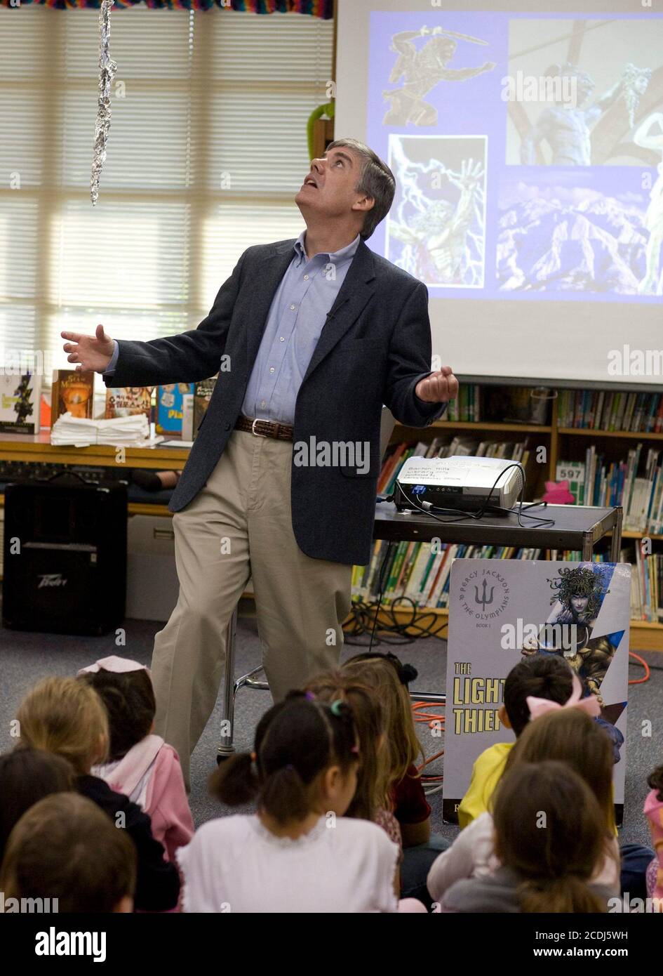 Austin, TX 29. November 2007: Der Autor Rick Riordan, der Kinderbücher mit Themen aus der griechischen Mythologie schreibt, erzählt Geschichten an Schüler der 5. Und 6. Klasse im Barton Hills Elementary. ©Bob Daemmrich Stockfoto