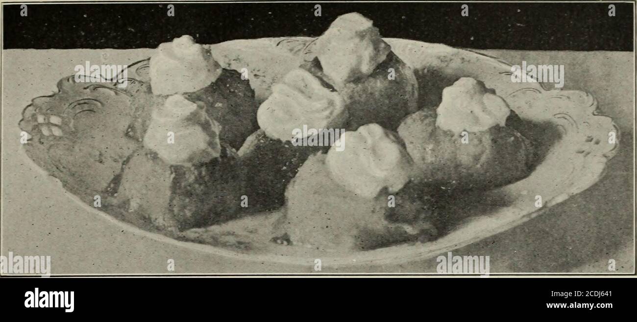 . Amerikanische Küche. Jeder Knödel. Wenn gewünscht, kann die Paste in Quadrate geschnitten werden und die Punkte oben zusammengerafft werden. Kartoffelpaste für Zwiebelknödel, Fleisch- und Gemüsebrühe Pase und schneiden Sie genug weiße Potatoesto füllen Sie eine Tasse, wenn Sie püriert. Whaltender (aber nicht weich) gut abtropfen lassen und eine Sekunde lang die Flamme trocknen. Zerdrücken Sie die Butter, und geben Sie zwei Esslöffel Butter hinzu, und schlagen Sie alles, bis es hell wird. Haben Sie bereit eine Tasse Mehl, ein- muss gründlich getan und nicelybrauned werden. Es wird nur als Top verwendet. Ingwer gebackene Äpfel Pare und Kern große herb Äpfel. Kavität mit feingehacktem PR Stockfoto