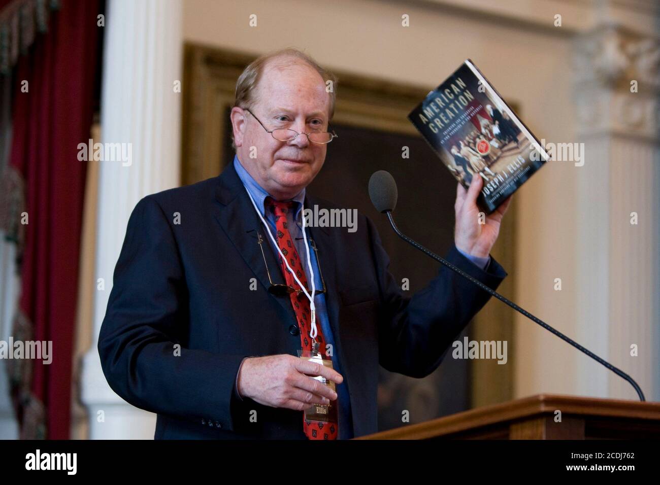 Austin, TX 3. November 2007: Der mit dem Pulitzer-Preis ausgezeichnete Autor Joseph Ellis, der für sein Buch "Founding Brothers" gewonnen hat, spricht beim Texas Book Festival. ©Bob Daemmrich Stockfoto