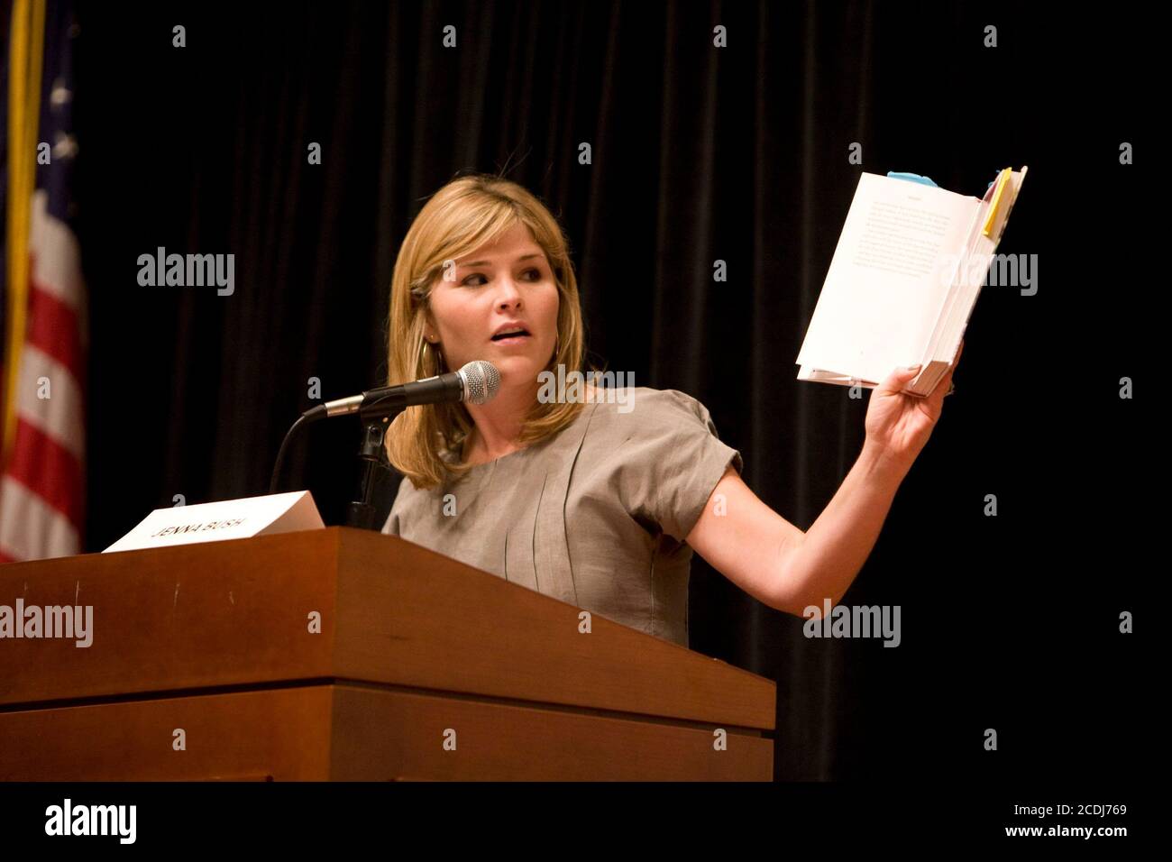 Austin, TX 3. November 2007: Jenna Bush diskutiert ihr neues Buch "Ana's Story" beim Texas Book Festival, das ihre Mutter vor 12 Jahren gegründet hat. ©Bob Daemmrich/ Stockfoto