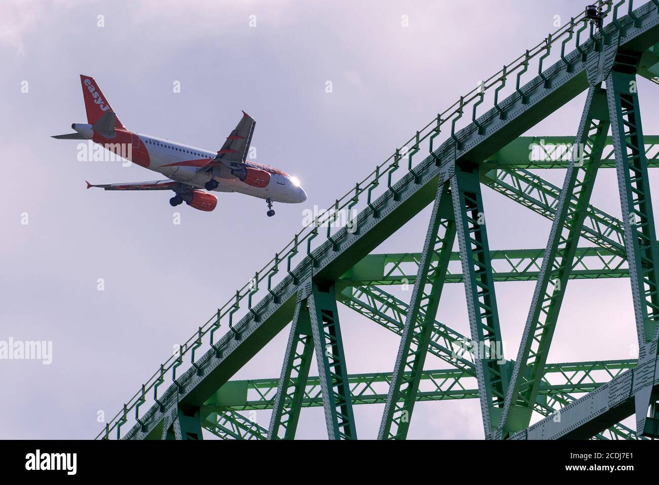 EasyJet Airline Airbus A319-111 fliegt über die yje Queensway Brücke in Halton, Cheshire. Stockfoto