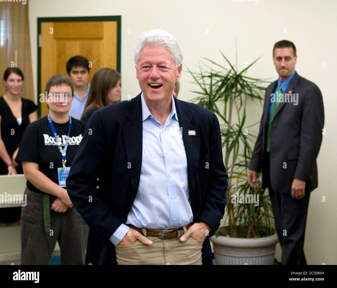 Austin, TX 14. September 2007: Der ehemalige US-Präsident Bill Clinton begrüßt seine Fans, nachdem er während eines Spendenaufschwungs für die Präsidentschaftswahl von Frau Hillary Clinton Kopien seines neuen Buches „Giving“ in einem örtlichen Buchladen unterzeichnet hat. ©Bob Daemmrich/ Stockfoto