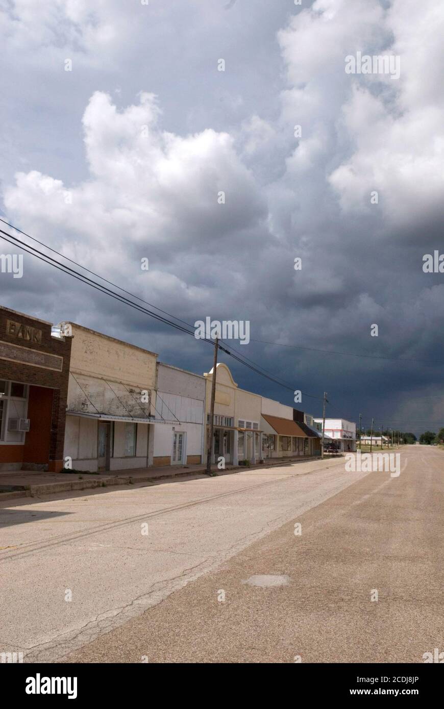 Robert Lee, TX 26. Juli 2007: Sturmwolken Rollen in Richtung Innenstadt Robert Lee, TX, der Grafschaftssitz von Coke County, Bevölkerung 1,500 Hardy Texans. ©Bob Daemmrich Stockfoto