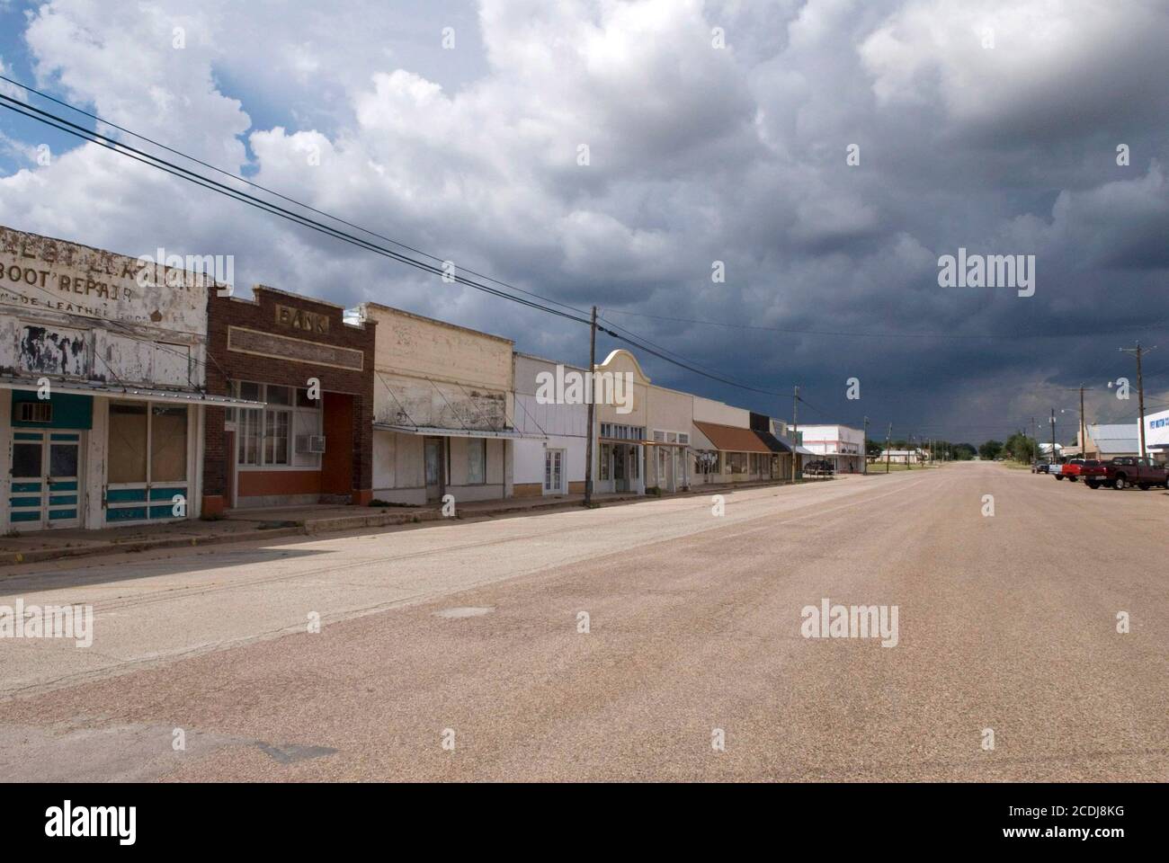 Robert Lee, TX 26. Juli 2007: Sturmwolken Rollen in Richtung Innenstadt Robert Lee, TX, der Grafschaftssitz von Coke County, Bevölkerung 1,500 Hardy Texans. ©Bob Daemmrich Stockfoto