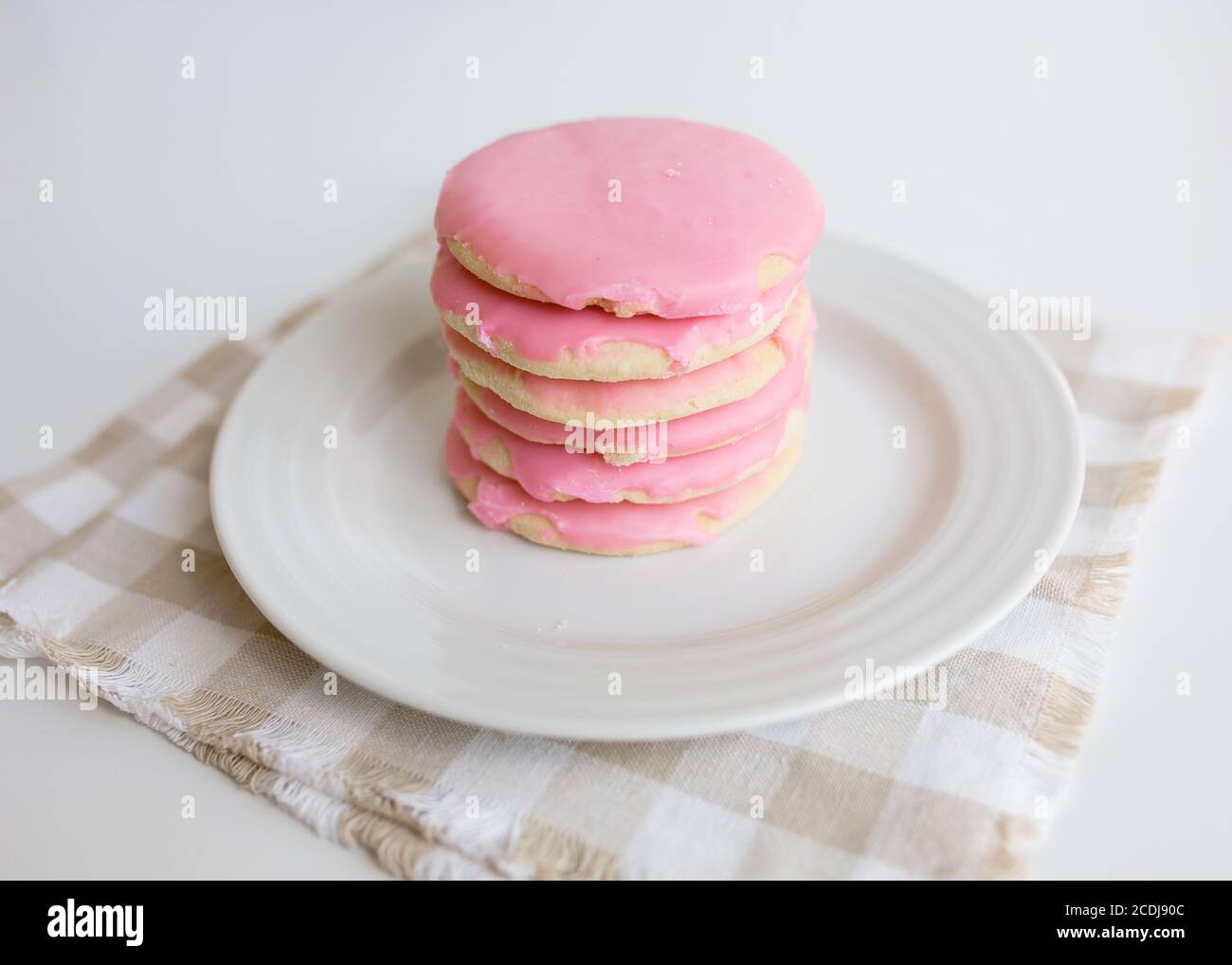 Stapel von rosa Milchzucker-Kekse auf weißem Teller mit Neutrale Farben Stockfoto