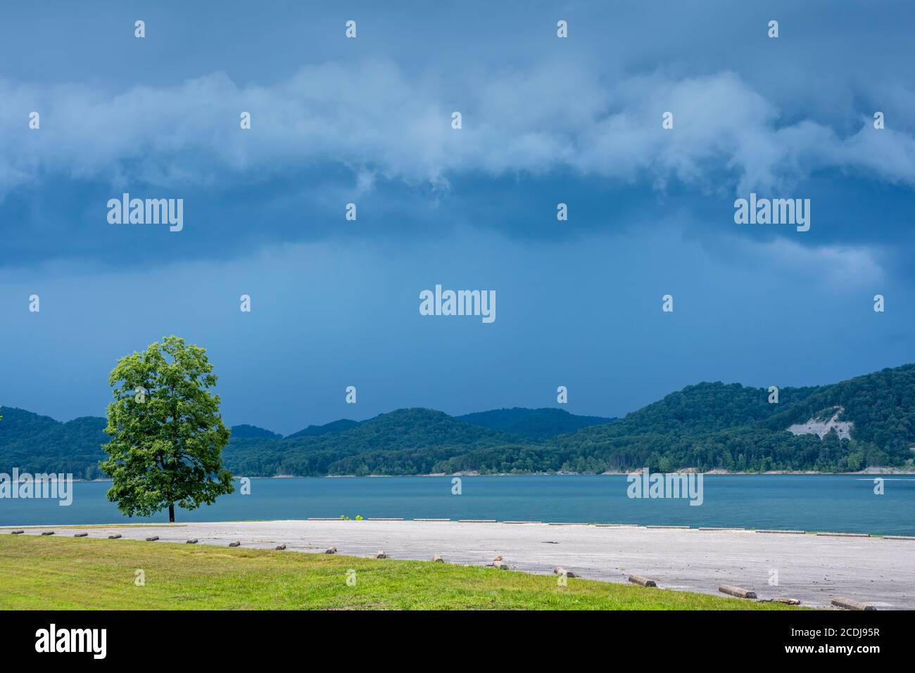 Sturmwolken über Cave Run Lake in Kentucky, USA Stockfoto