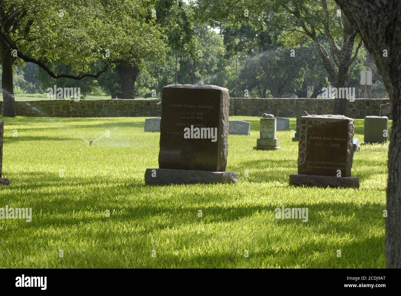 Stonewall, TX 12. Juli 2007: Familienfriedhof auf der Lyndon Baines Johnson (LBJ) Ranch, auf der Lady Bird Johnson am Sonntag begraben wird. Die ehemalige First Lady starb am 11. Juli um 94 Uhr. Der zentrale Grabstein ist der des ehemaligen Präsidenten Lyndon Baines Johnson und Mrs. Johnson werden links begraben. ©Bob Daemmrich/ Stockfoto