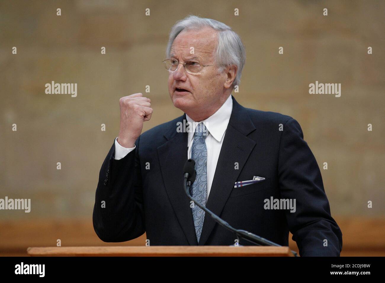 POOLFOTO Austin, TX 14. Juli 2007: Der Journalist Bill Moyers, der seine Karriere in Washington mit Lyndon und Lady Bird Johnson begann, hält die Predigt beim Trauergottesdienst von Lady Bird Johnson im Riverbend Center vor Hunderten von Trauernden, darunter mehrere First Ladies. ©Bob Daemmrich Stockfoto