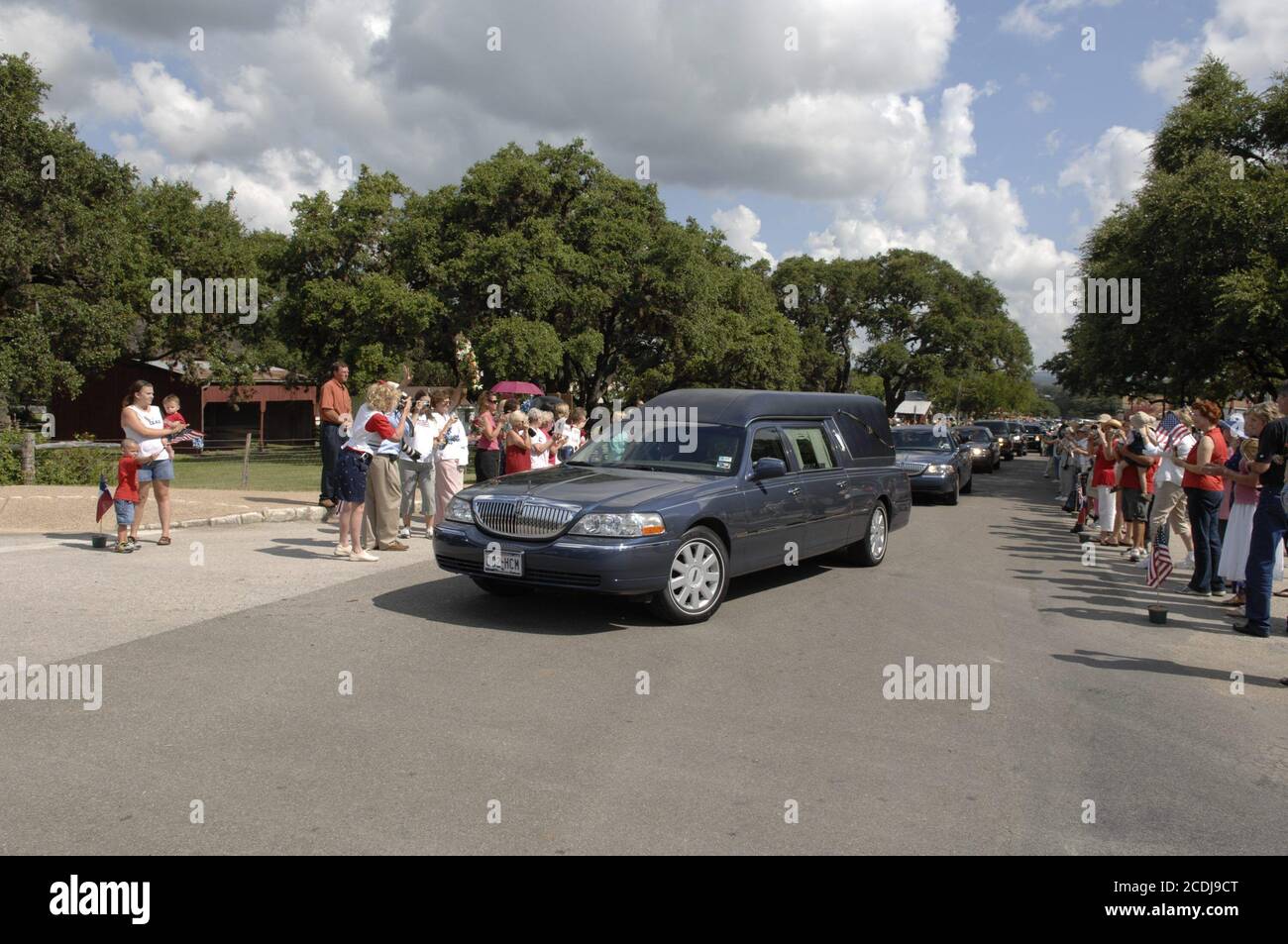 Johnson City, Texas: 15. Juli 2007: Der Leichenwagen und die Leichenhalle von Lady Bird Johnson schlängeln sich durch die Innenstadt von Johnson City auf dem Weg nach Stonewall, wo die ehemalige First Lady und Witwe von Präs. Lyndon B. Johnson begraben wurde. ©Bob Daemmrich Stockfoto