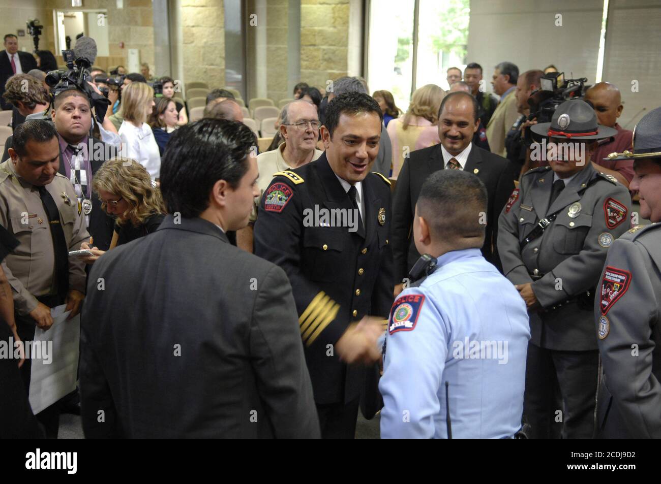 Austin, TX 19. Juli 2007: Art Acevedo (Mitte) begrüßt bei einer öffentlichen Beschimpfungszeremonie im Rathaus den ersten hispanischen Polizeichef in Austin's Geschichte. Acevedo kam nach Austin von der Position des Chefs in East Los Angeles, CA. ©Bob Daemmrich Stockfoto