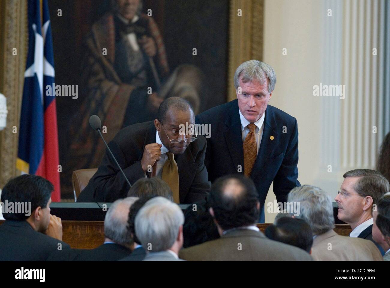 Austin, TX, 26. Mai 2007: Sprecher Pro-TEM Sylvester Turner (D-Houston), Linke und ehemaliger Repräsentant Terry Keel hören sich die Debatte während der 80. Sitzung der texanischen Legislative an. ©Bob Daemmrich Stockfoto