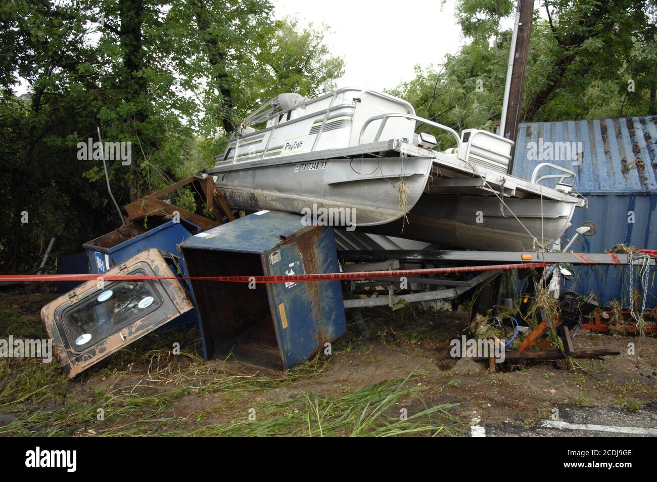 Marble Falls, TX 27. Juni 2007: Boote von Tropical Marine liegen nach 19 Zoll Regen in wenigen Stunden aufeinander gestapelt, was zu einem Sachschaden im Wert von Millionen Dollar führt, als Bäche ein Industriegebiet überfluteten. Es wurden keine Todesfälle gemeldet. ©Bob Daemmrich Stockfoto