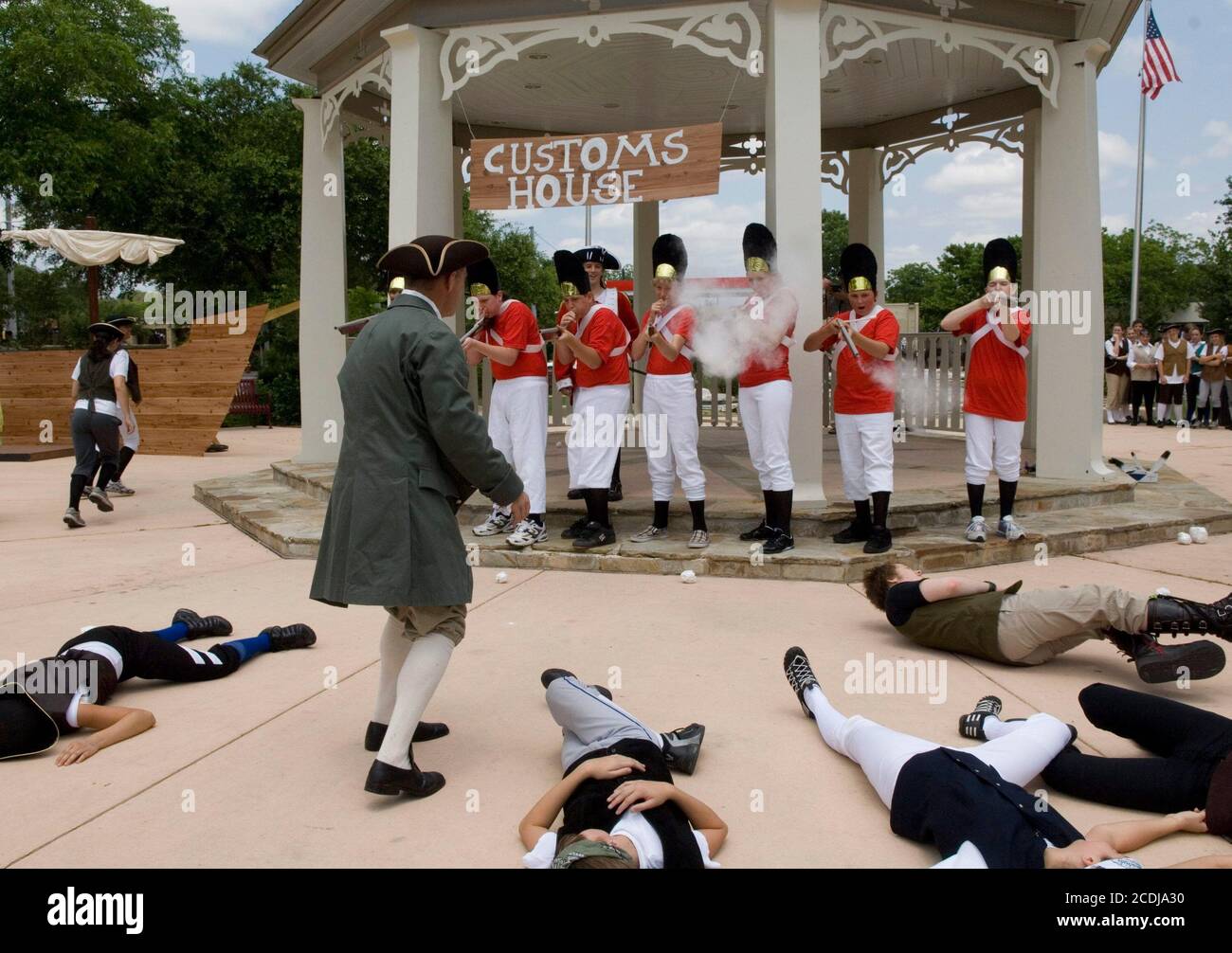 Boerne, TX 16. Mai 2007: Nachstellung der Ereignisse im kolonialen Amerika, die zur amerikanischen Revolution führten, durch texanische Geschichtsstudenten der achten Klasse in Boerne, nahe San Antonio. Britische Soldaten in rotem Gefecht mit Kolonialen beim Massaker von Boston. ©Bob Daemmrich Stockfoto