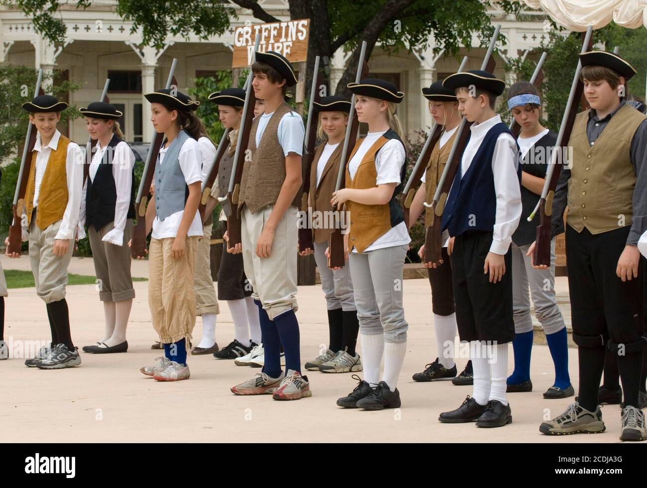 Boerne, TX 16. Mai 2007: Nachstellung der Ereignisse im kolonialen Amerika, die zur amerikanischen Revolution führten, durch texanische Geschichtsstudenten der achten Klasse in Boerne, nahe San Antonio. Koloniale Soldaten erwarten die britischen Soldaten in Rot in der Schlacht von Lexington und Concord. ©Bob Daemmrich Stockfoto