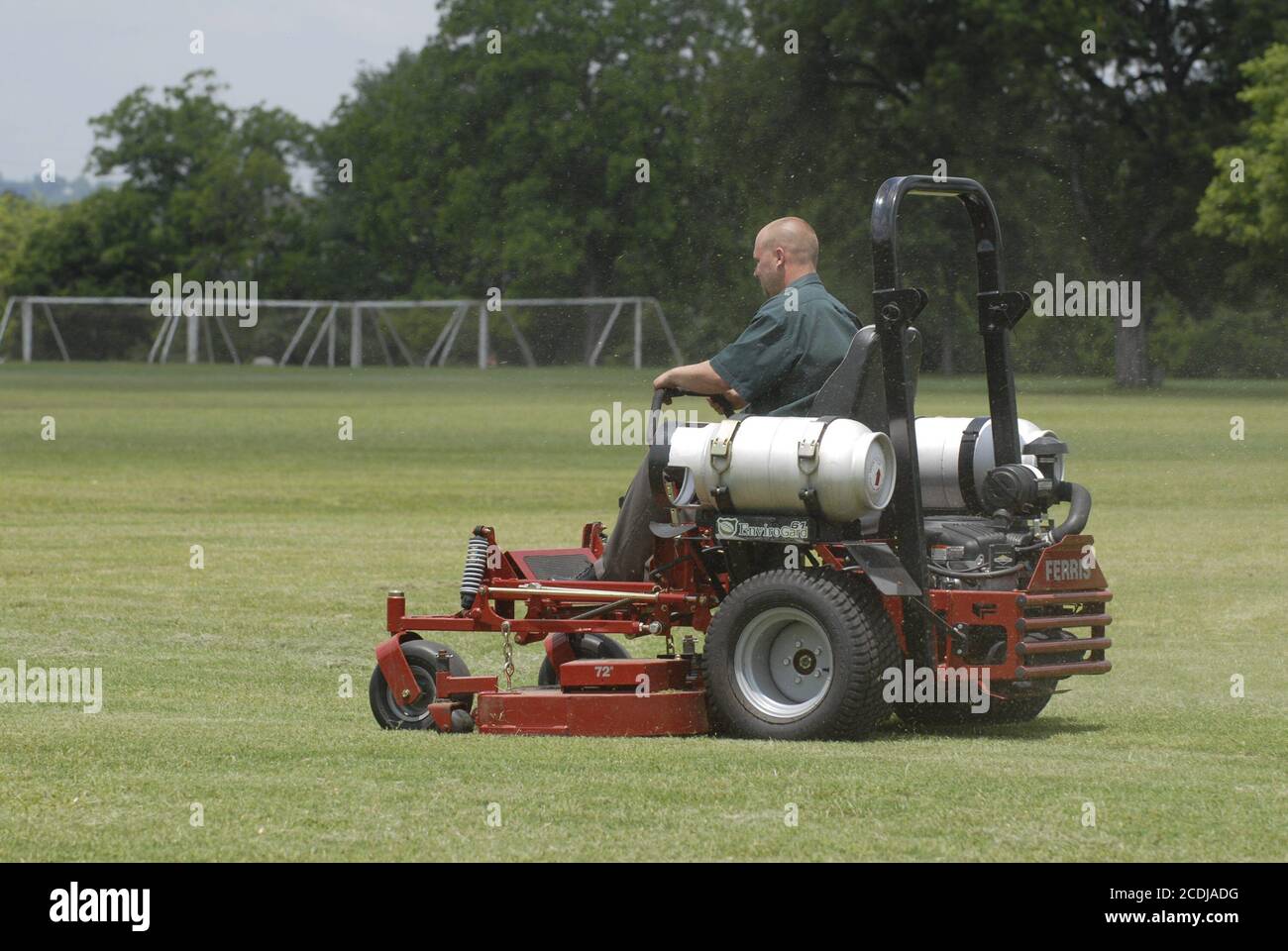 Austin, Texas, USA, Mai 11 2007: Propan-betriebener kommerzieller Rasenmäher schneidet Gras im Stadtpark. ©Bob Daemmrich Stockfoto