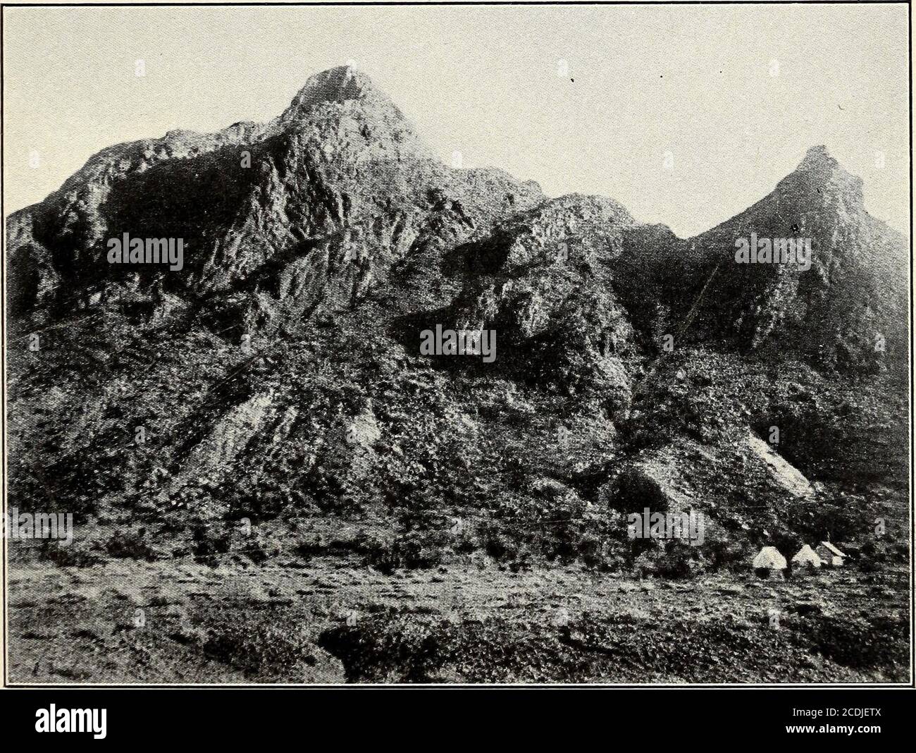 . Buch von Texas . Granite Mountain in der Nähe von Marble Falls, wo der Steinbruch der Darragh Brothers nur ein Kratzer auf einem soliden Felsen ist, der viele Acres und wahrscheinlich Meilen nach unten erstreckt. Das Staatskappitol und die Galveston-Meeresmauer wurden mit Felsen aus diesem unerschöpflichen Steinbruch aus rosa Granit gebaut. In Der Nähe Gibt Es Jede Menge Graue Graniten. Mit freundlicher Genehmigung des Bureau of Economic Geology, University of Texas Southern End of Elephant Head, Brewster County. Höhe 6,200 Fuß Stockfoto