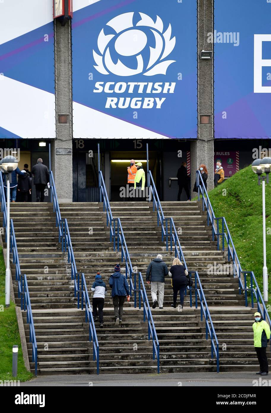 Fans kommen vor dem Guinness PRO14 Spiel im BT Murrayfield, Edinburgh. Stockfoto