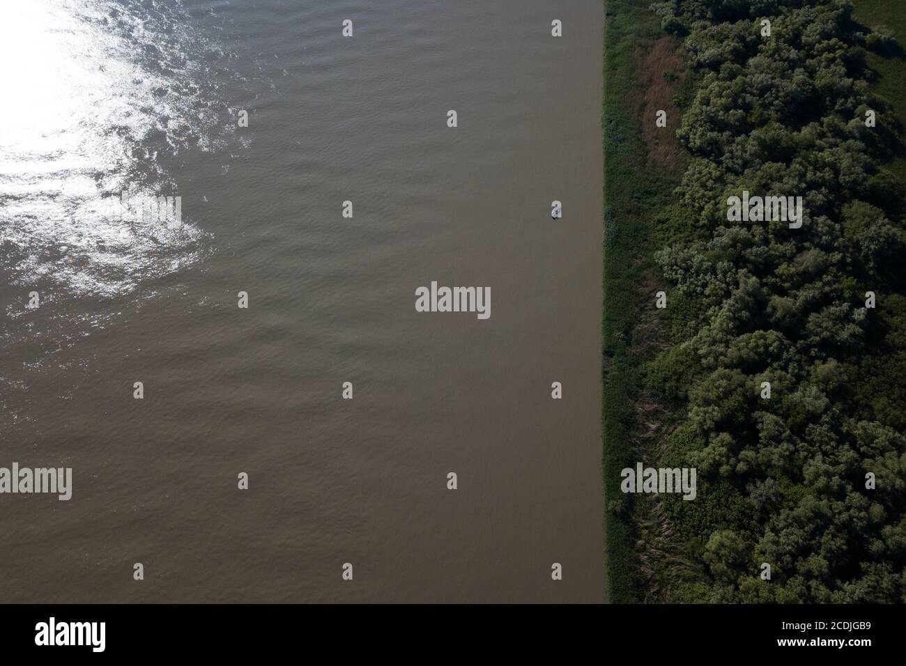 Fischer verwenden verschiedene Arten von Booten und Techniken beim Angeln im Donaudelta in der Nähe von Sfantu Gheorghe, Rumänien. Stockfoto