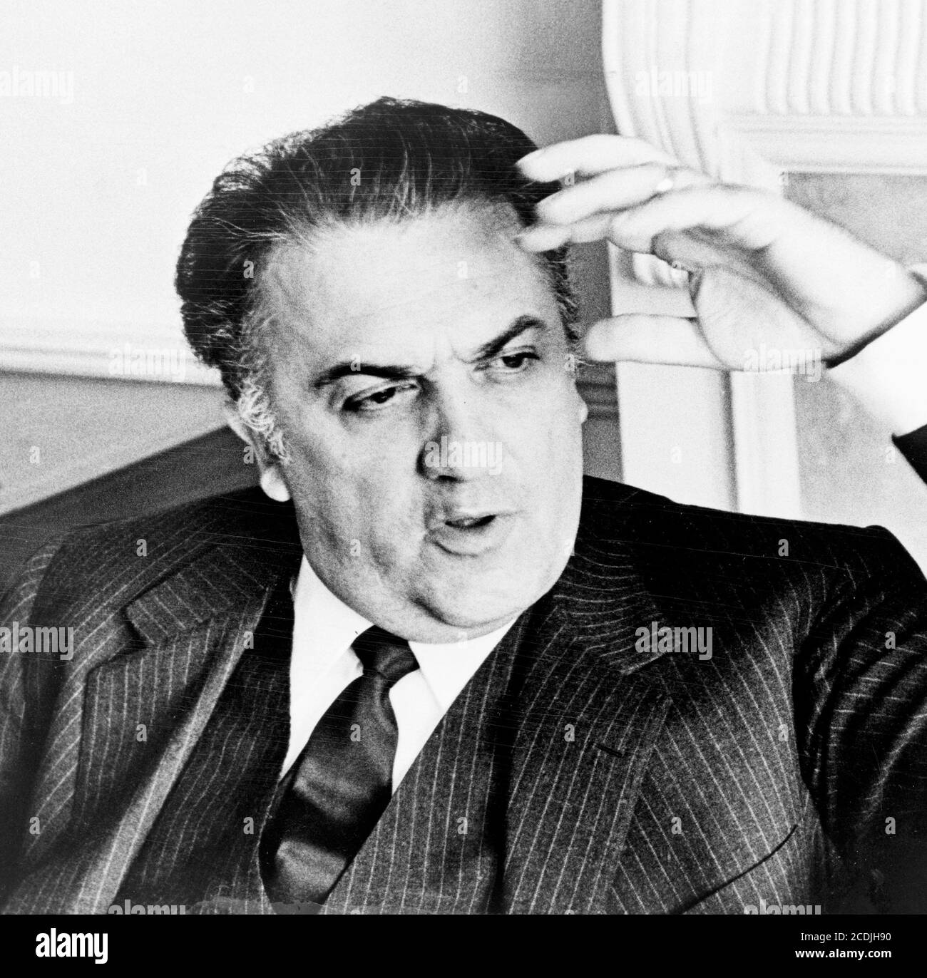 Federico Fellini. Porträt des italienischen Regisseurs Federico Fellini (1920-1993) von Walter Albertin, um 1965 Stockfoto