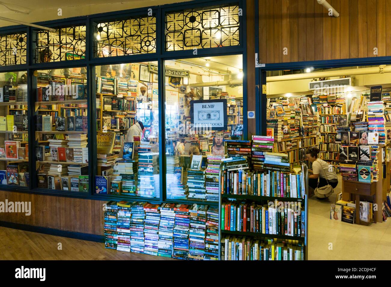 B L M F Literary Saloon Secondhand-Buchhandlung in Pike Place Market, Seattle. Stockfoto