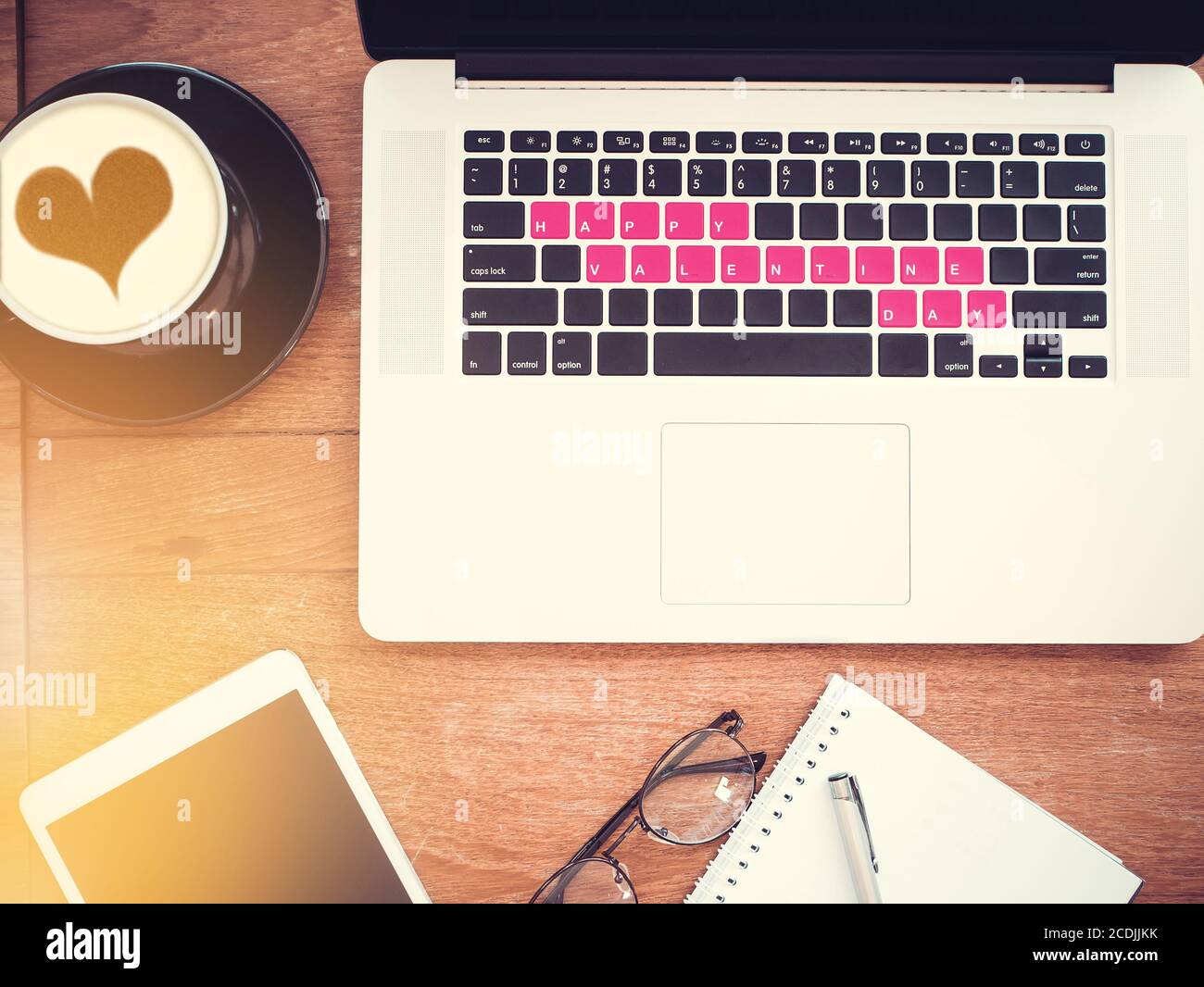 Word Happy valentine Day auf rote Tastatur Laptop mit Vintage-Effekt, flach legen Stockfoto
