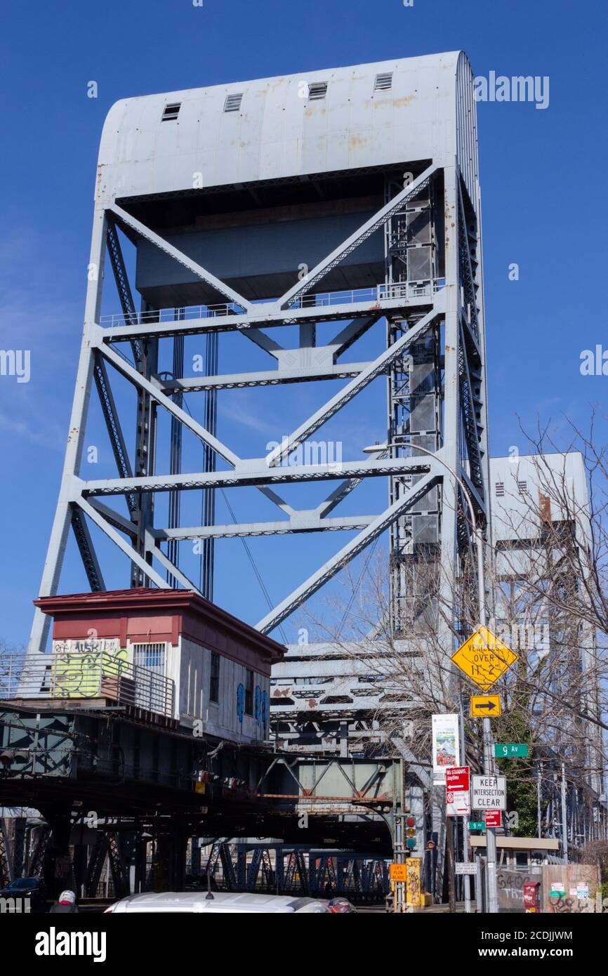 Die Broadway Bridge verbindet Northern Manhattan mit der Bronx On Die Inwood-Seite der Brücke Stockfoto