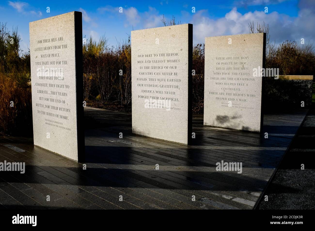 Zitate von drei US-Präsidenten in Pointe du Hoc, Normandie, Frankreich, Ort des Ranger-Angriffs der US-Armee auf Klippen während des D-Day. Stockfoto