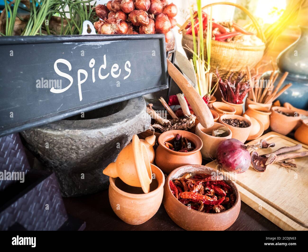 Gewürze und Kräuter in einem kleinen Glas. Essen und Küche Zutaten. Farbenfrohe natürliche Zusatzstoffe. Stockfoto