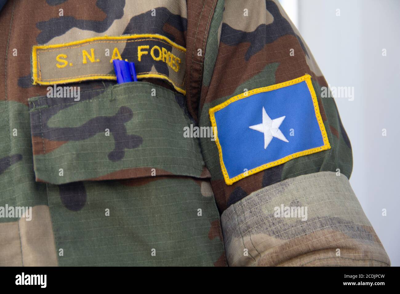 Nahaufnahme eines Soldaten, der die Uniform der Somali trägt Nationale Streitkräfte Stockfoto