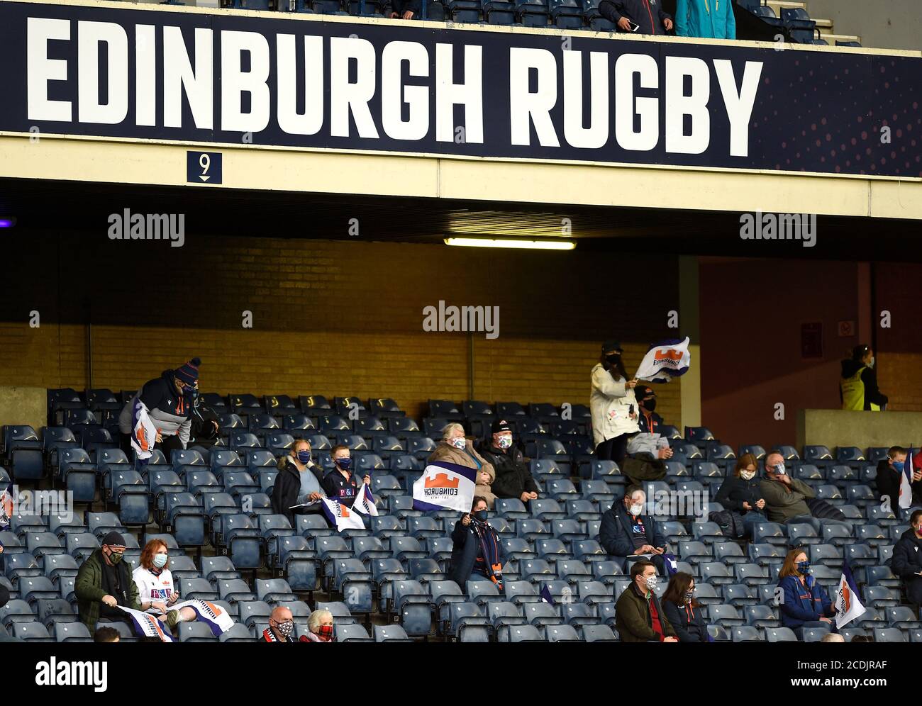 Edinburgh Fans winken Flaggen vor dem Anstoß während des Guinness PRO14 Spiels im BT Murrayfield, Edinburgh. Stockfoto