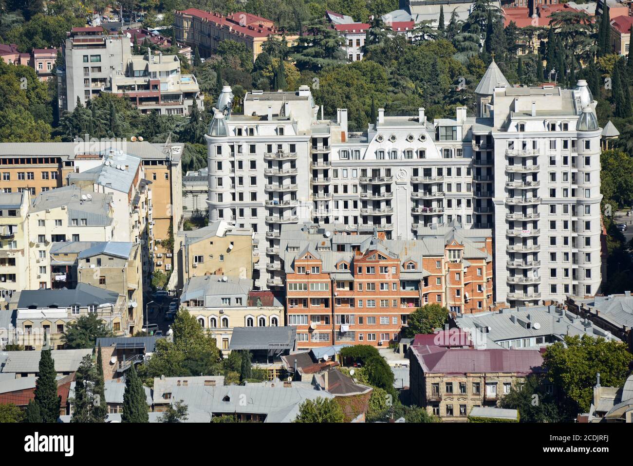 Panoramablick auf das Wohngebiet von Tiflis vom Berg Mtasminda. Republik Georgien. Stockfoto