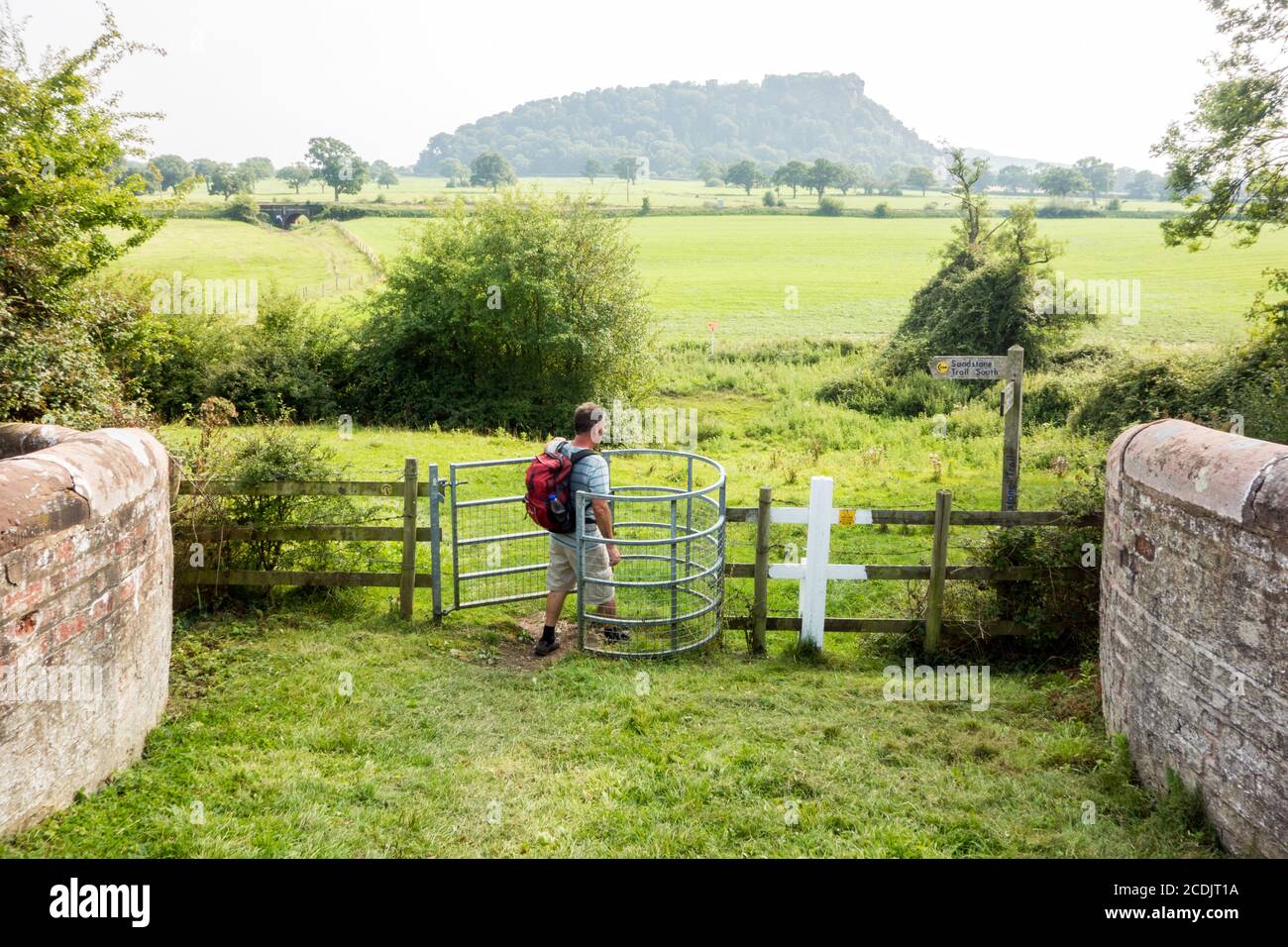 Mann Rucksacktourist Wandern entlang der Sandstein Trail A 34 Mile Fußweg durch die Cheshire Landschaft Stockfoto