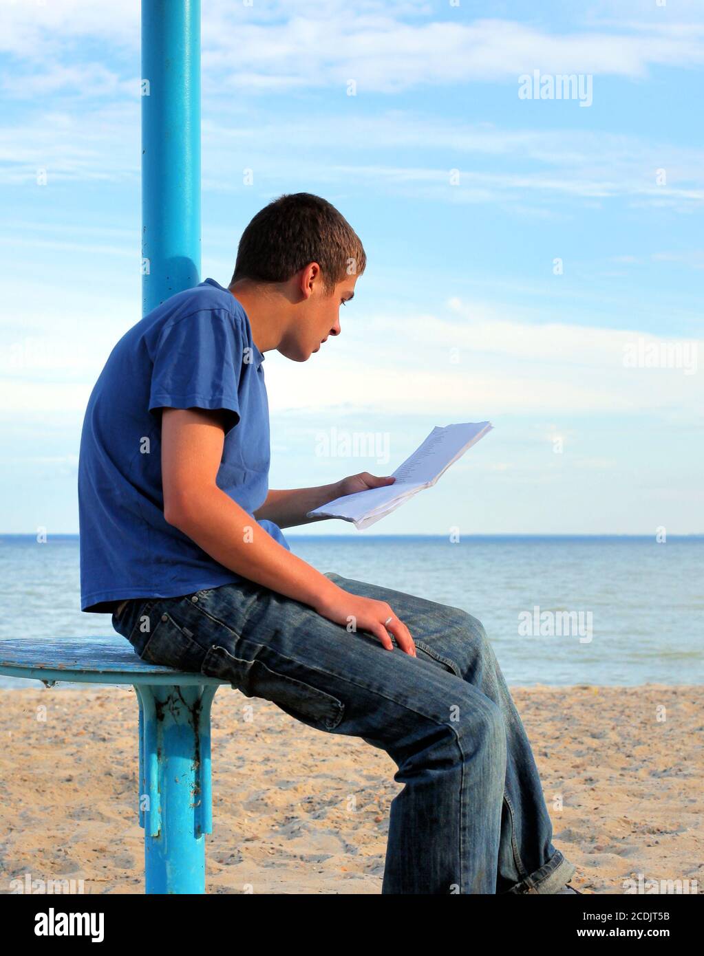 Teenager lesen Brief im Freien Stockfoto