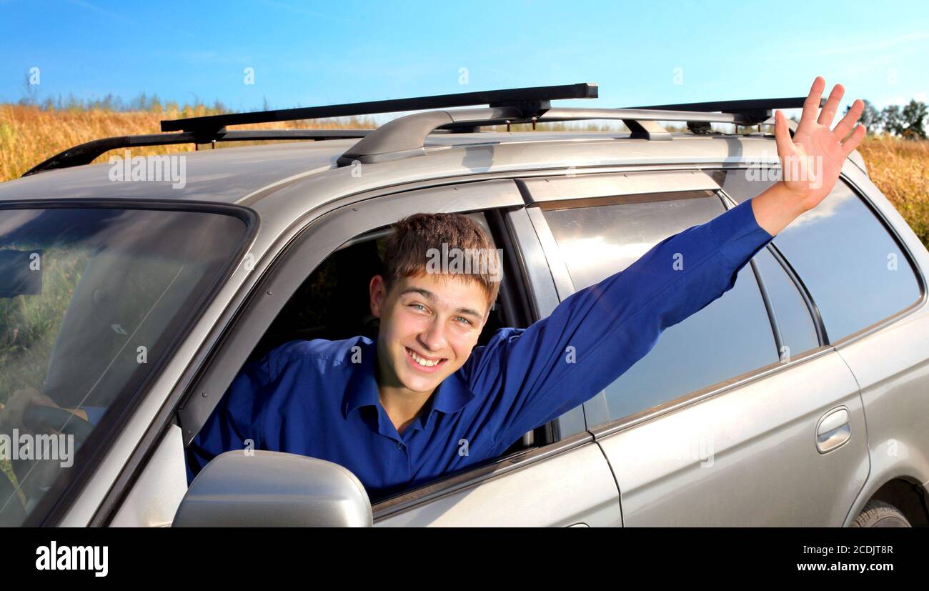 junger Mann in einem Auto Stockfoto