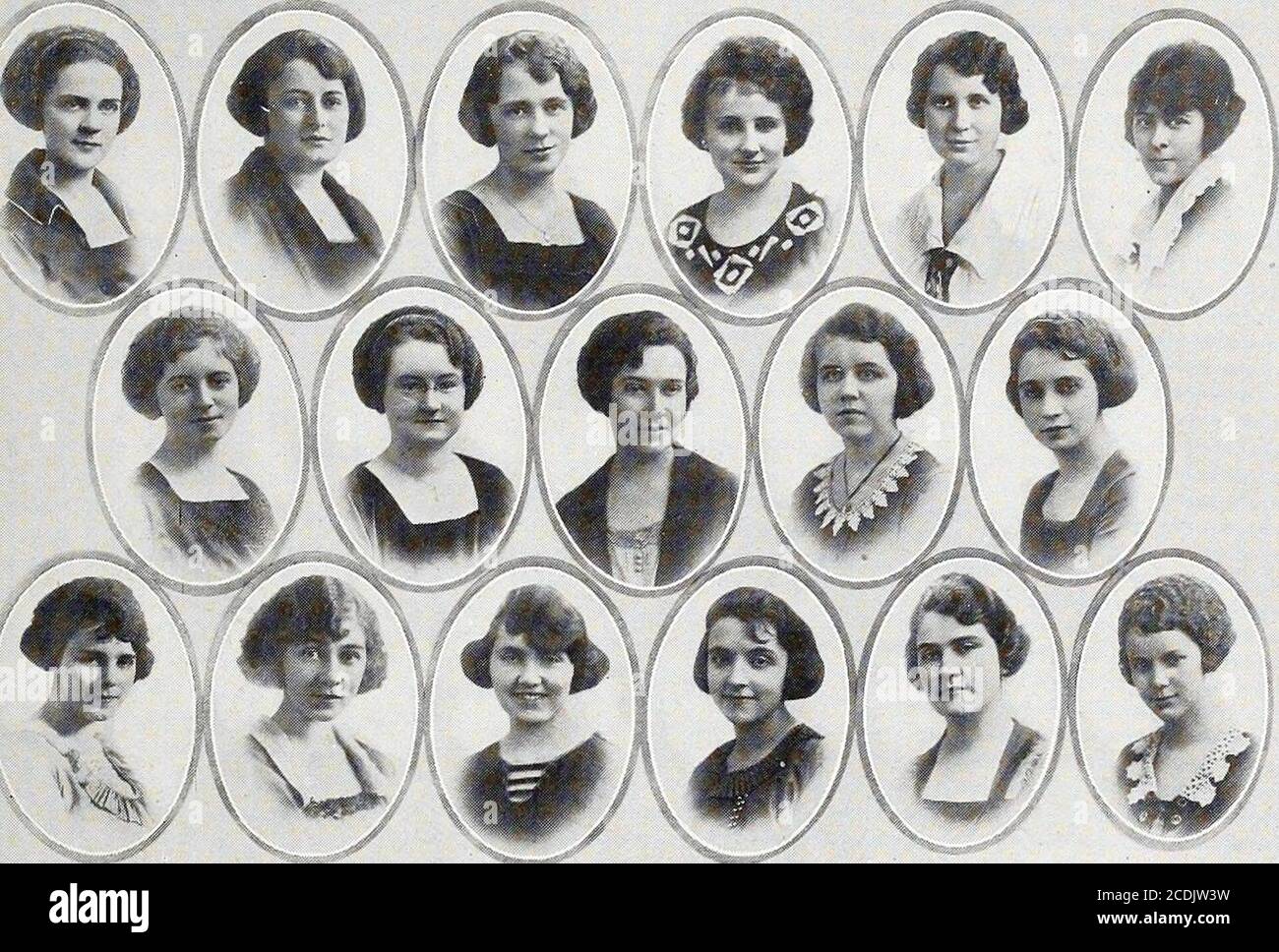 . Lehrplan . M:ji^ Speech ^ Omega Upsilon gegründet 1904ALPHA CHAPTERHONORARY MITGLIEDER Mrs. Isabel Garghill BeecherMargaret R. LightbodyEvelyn Bargett Mrs. Julia Farrell Whitely Nina B. Lamkin Mrs. Elsie Piper Wesibrooke SORORES MOORIN FACULTATEMiss Leila Powell SORORES IN UNIVERSITATESZentrumMildShepherDorda BlandShepherMargaret FrryShepherDorda FrodShepherShepherShepherDorda Rod Black Juniors Muriel SpelliseyHarriet JohnstonMaudaline PowellAnnah Joe Pendleton Helen CollierGenevieve GatesHelen McIntyre Olive Bowles Post-GraduateNorma Hafemeister Four Year Cours Stockfoto