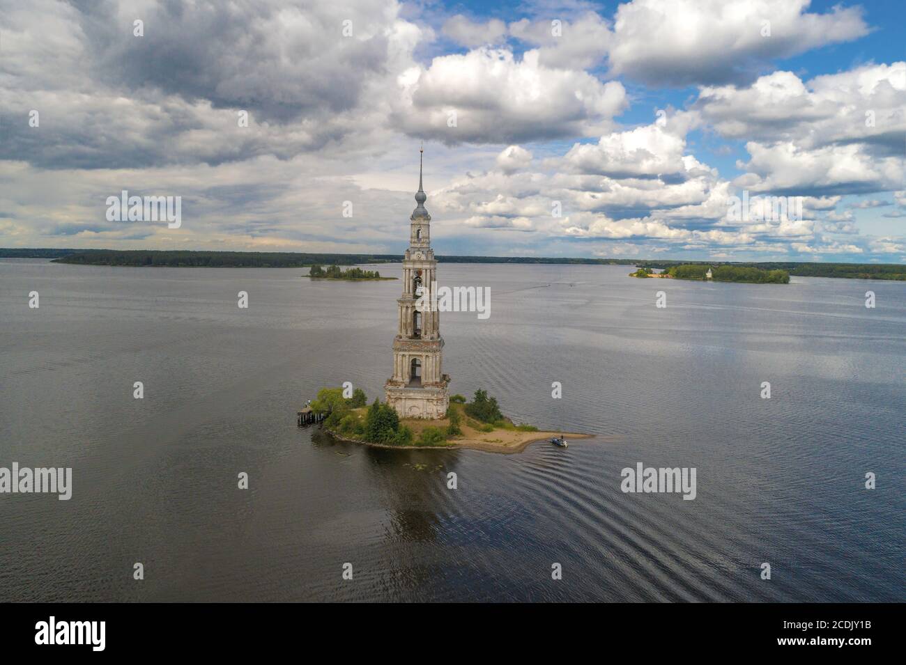 Glockenturm der überfluteten Nikolaikirche am Uglich-Stausee unter wolkigen Himmel (Luftaufnahme). Kalyazin, Russland Stockfoto