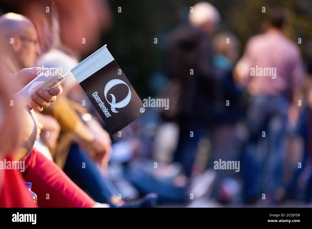 Querdenker fahne -Fotos und -Bildmaterial in hoher Auflösung – Alamy