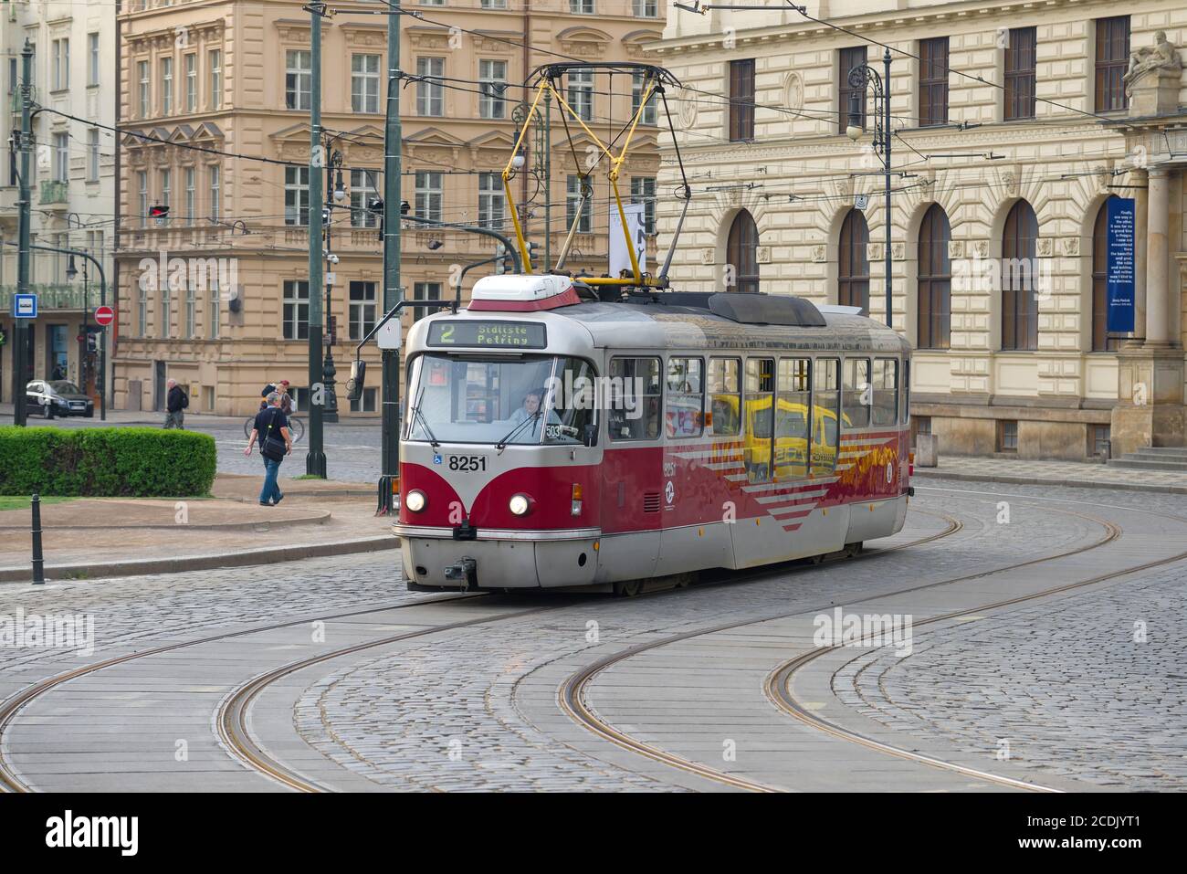 PRAG, TSCHECHISCHE REPUBLIK - 23. APRIL 2018: Straßenbahn auf einer Stadtstraße im Aprilmorgen Stockfoto