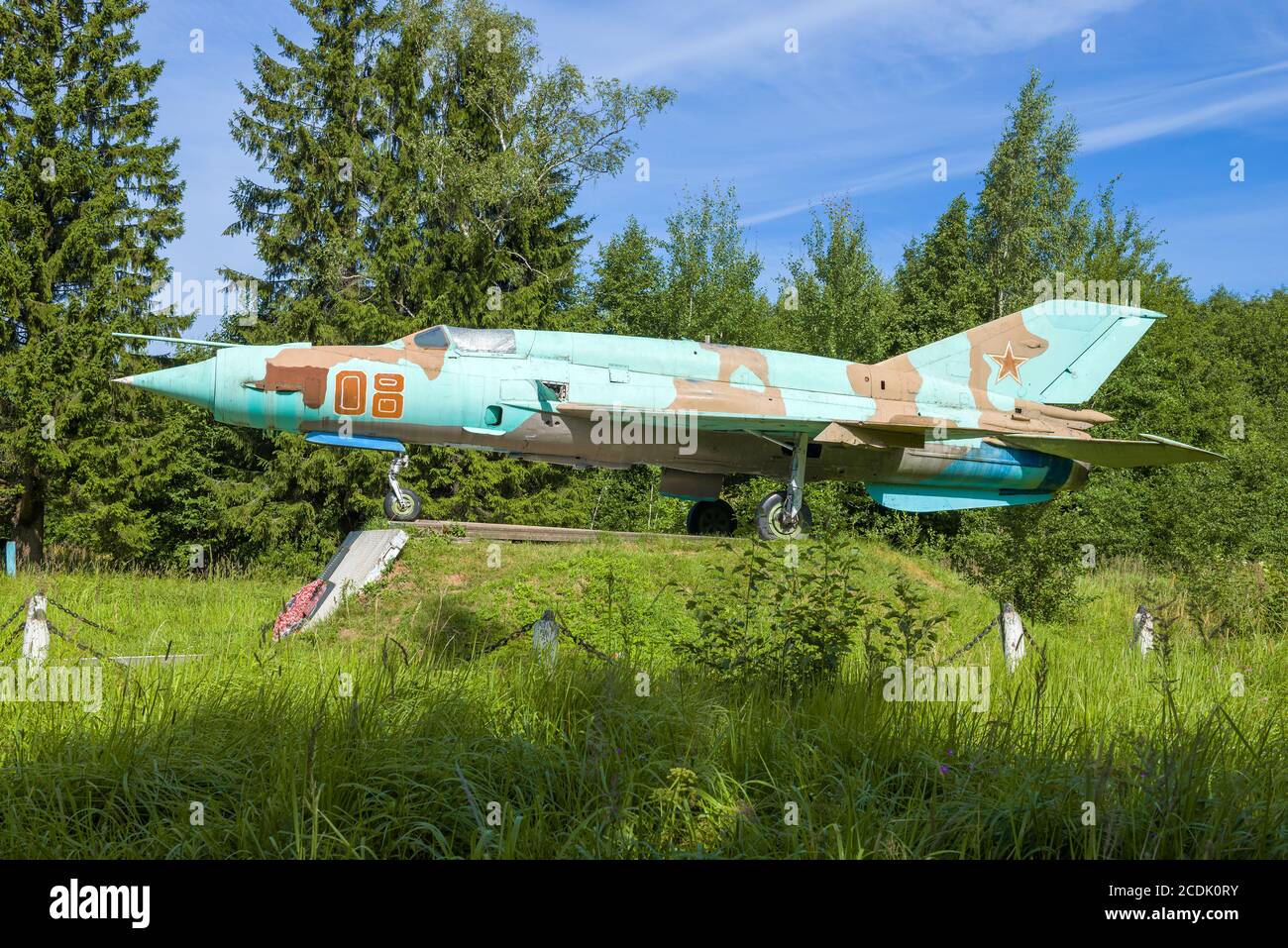 LJUBIMETS, RUSSLAND - 19. JULI 2020: Flugzeug MiG-21 - ein Denkmal für die Piloten der Militärgarnison "Murawjovo-2" Nahaufnahme an einem sonnigen Julitag Stockfoto