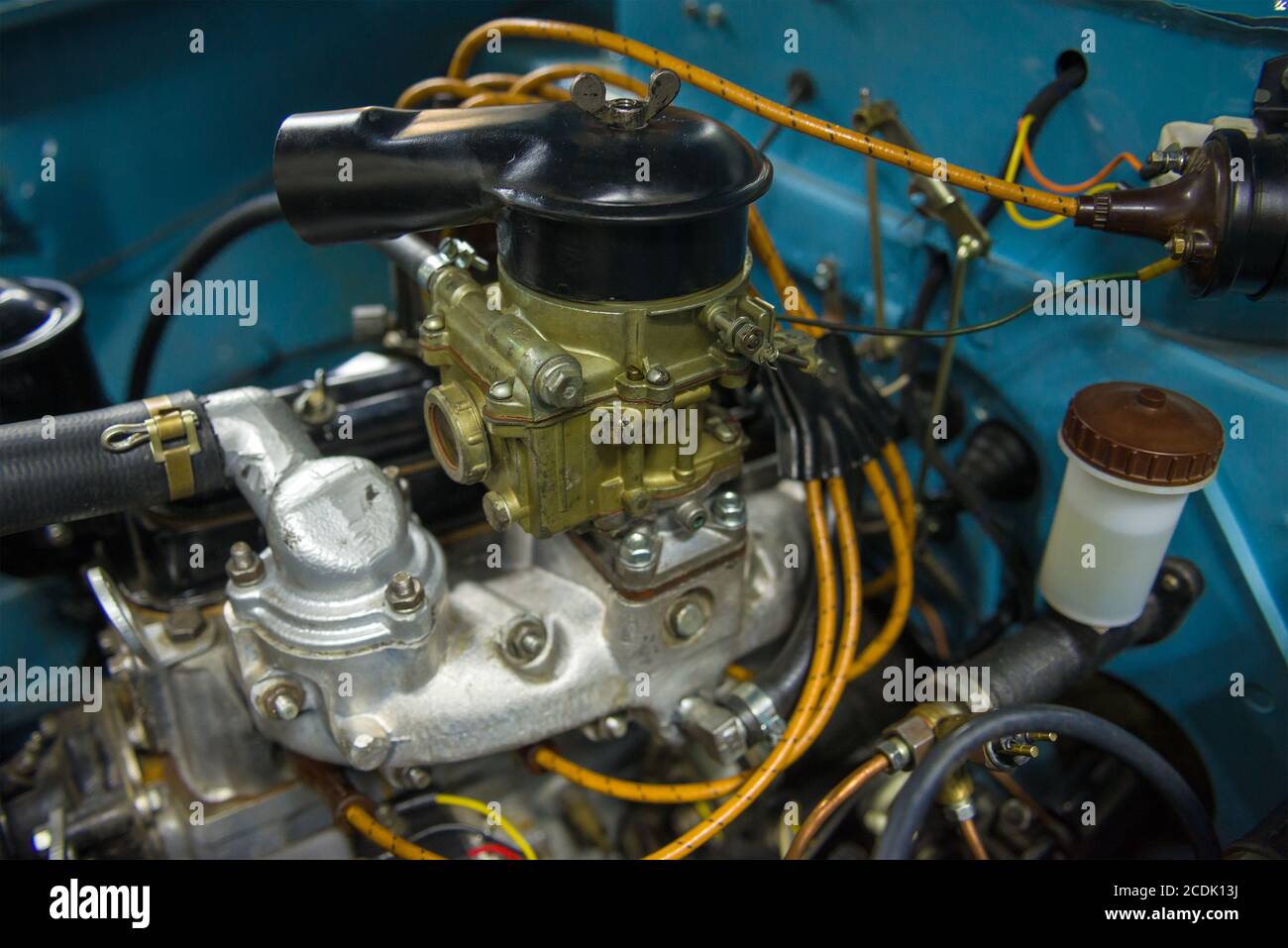 SANKT PETERSBURG, RUSSLAND - 06. AUGUST 2019: Vergaser und Luftfilter im Motorraum des sowjetischen Retro-Autos Moskwitsch-403 Stockfoto